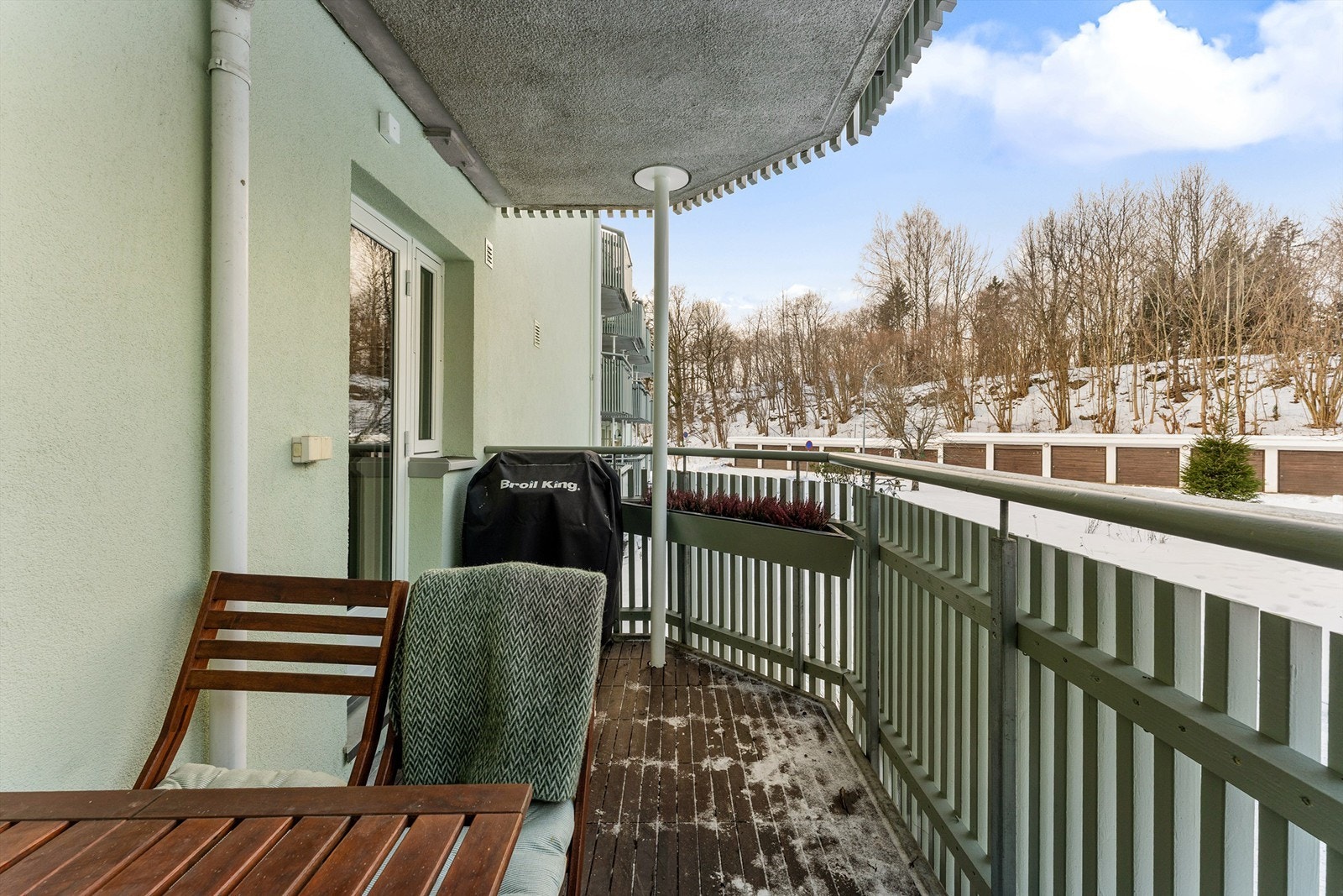 Balkongen fra kjøkkenet vender nordvest ut mot borettslagets rolige og grønne fellesarealer. Her kan du spise middag i solen om sommeren! Galleribilde