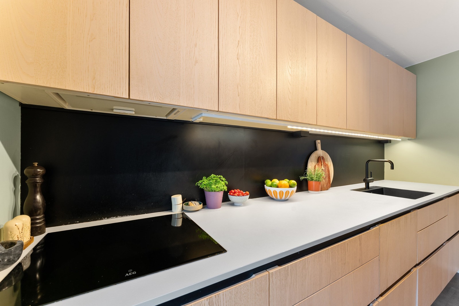 Innredningen har nedfelt keramisk platetopp og god belysning over benkeplaten. Galleribilde