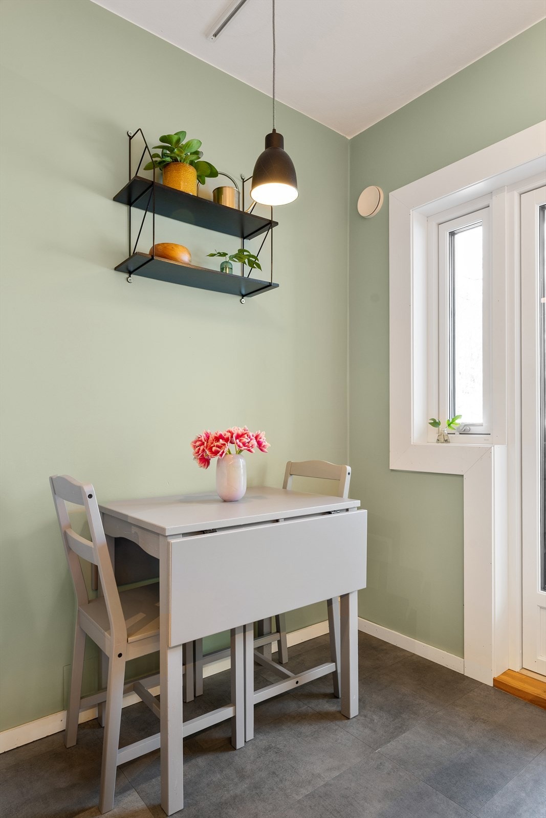 En hyggelig spiseplass med direkte utgang til balkong. Galleribilde