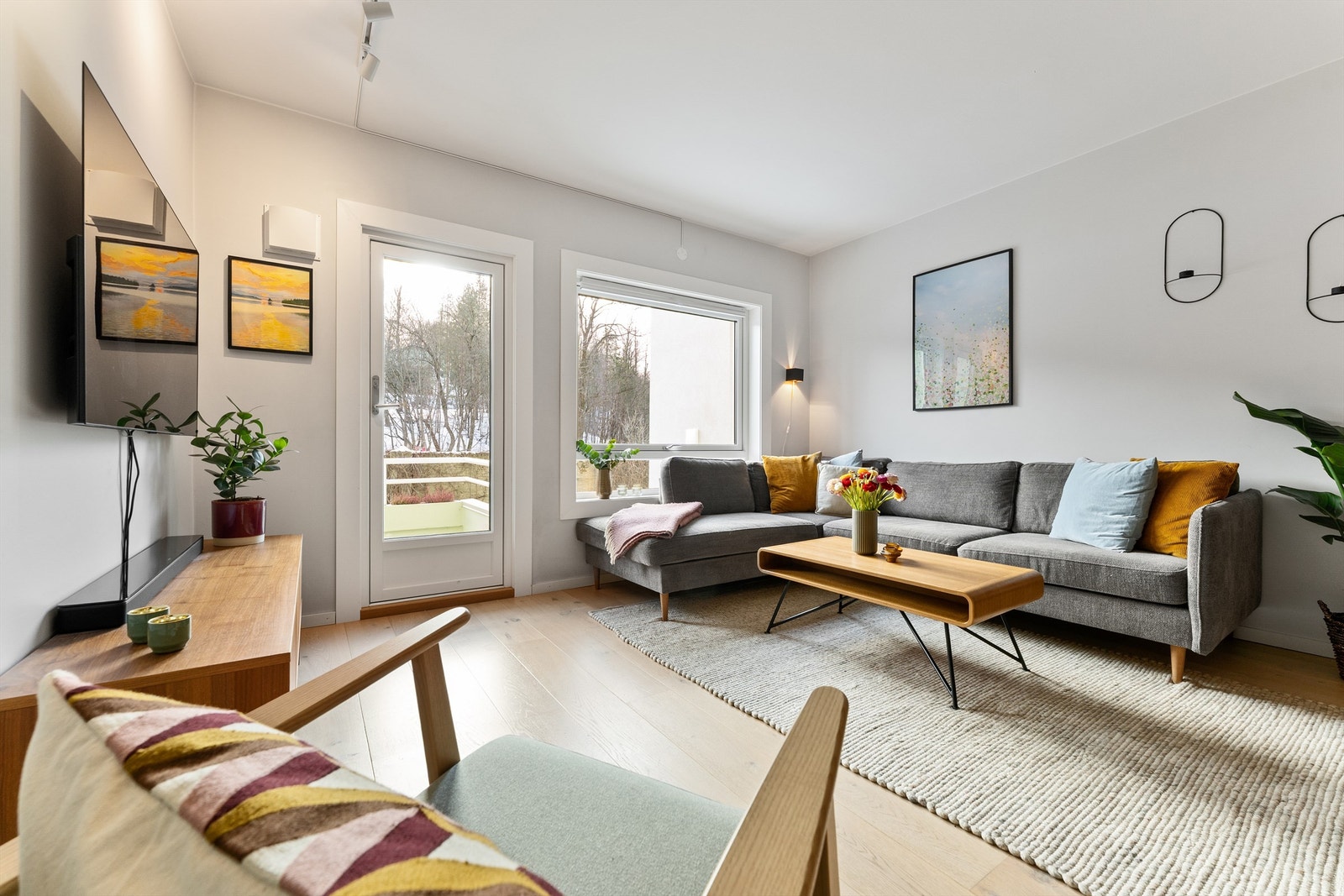 Komforten sikres med gulvvarme i alle rom, som gir en jevn og behagelig temperatur. Galleribilde