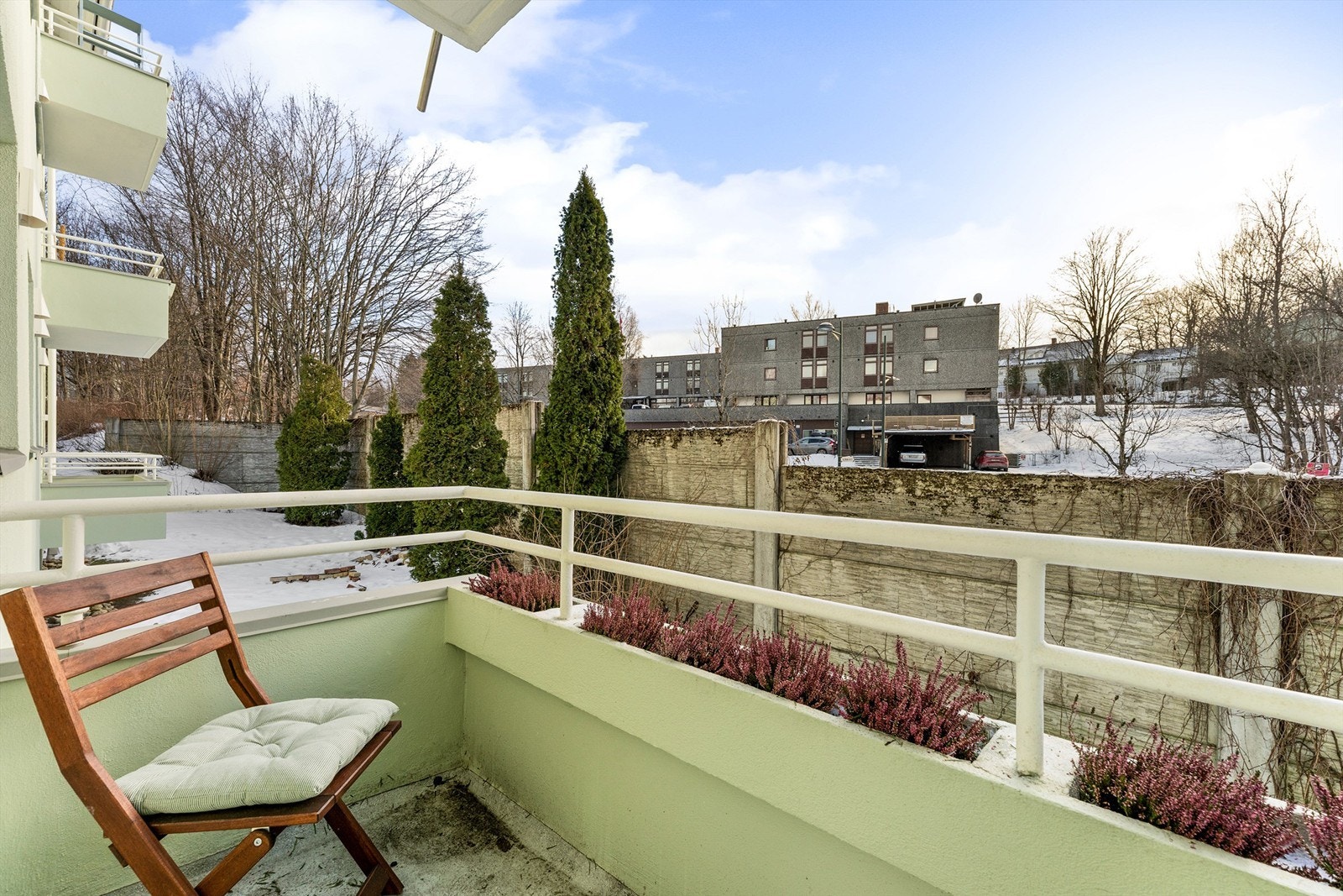 Leiligheten har to balkonger. Denne har utgang fra stuen og vender mot sørøst. Galleribilde