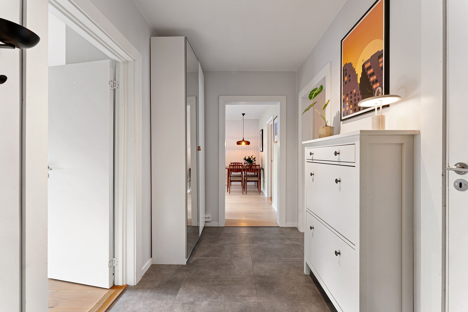 Entréen gir et godt førsteinntrykk. Leiligheten disponerer to kjellerboder for ekstra lagring. Galleribilde