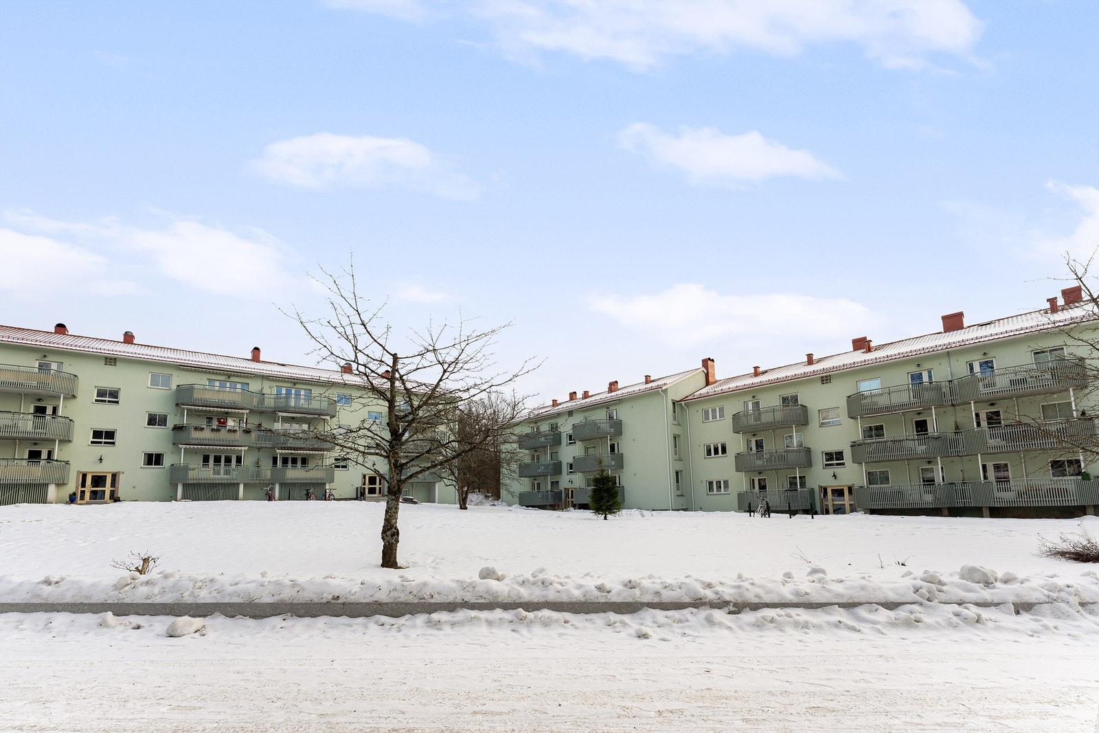 Borettslaget har et stort og skjermet gårdsrom som innbyr til lek og sosialt samvær. Galleribilde