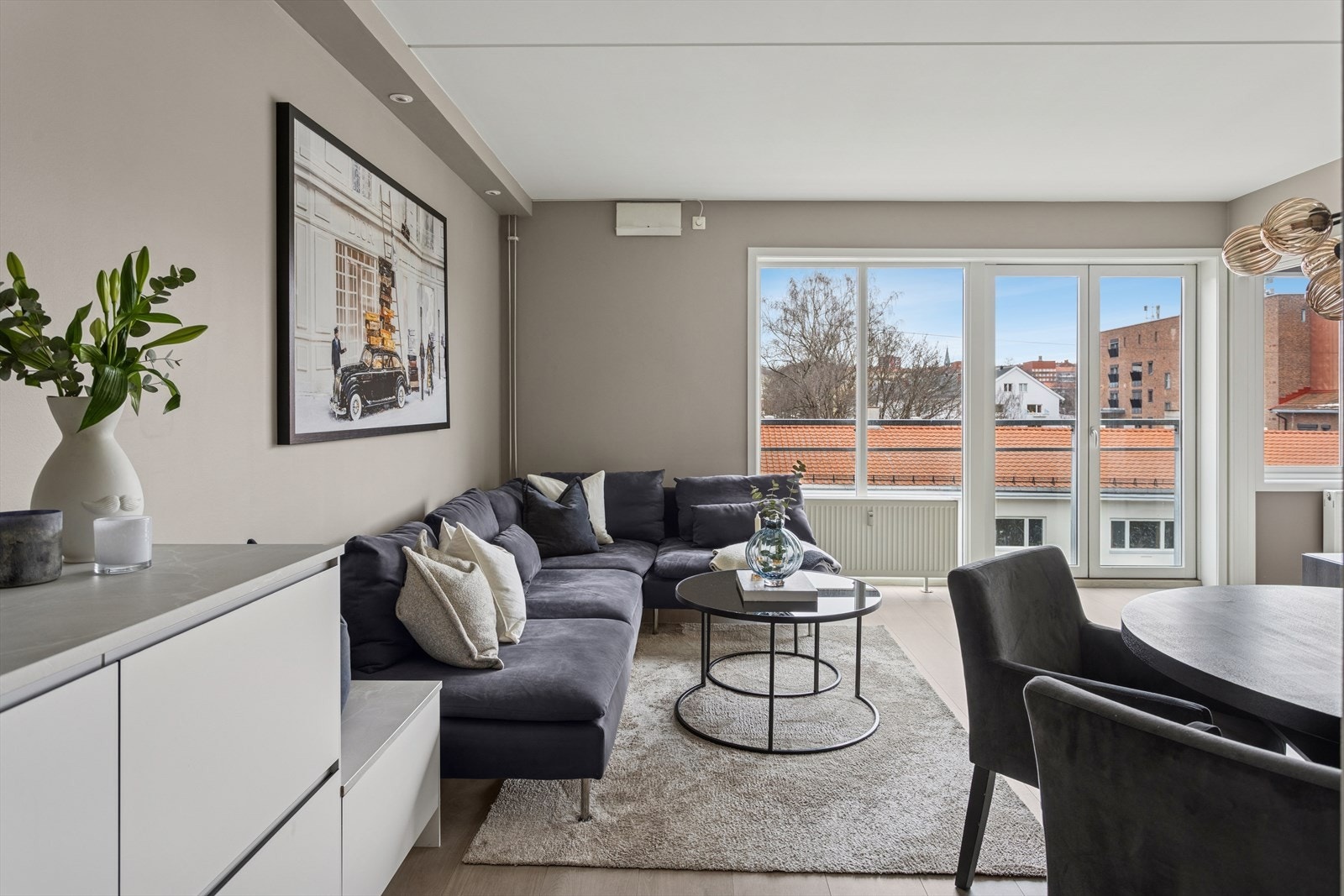 Lys og innbydende stue med store vindusflater og god plass til både sofa- og spisegruppe. Galleribilde