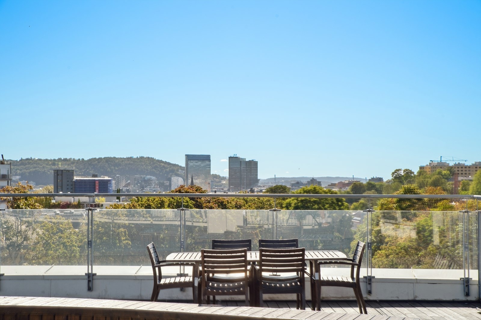 Fantastisk felles takterrasse med sol hele dagen, innredet med komfortable utemøbler som står til disposisjon for alle beboere. Galleribilde