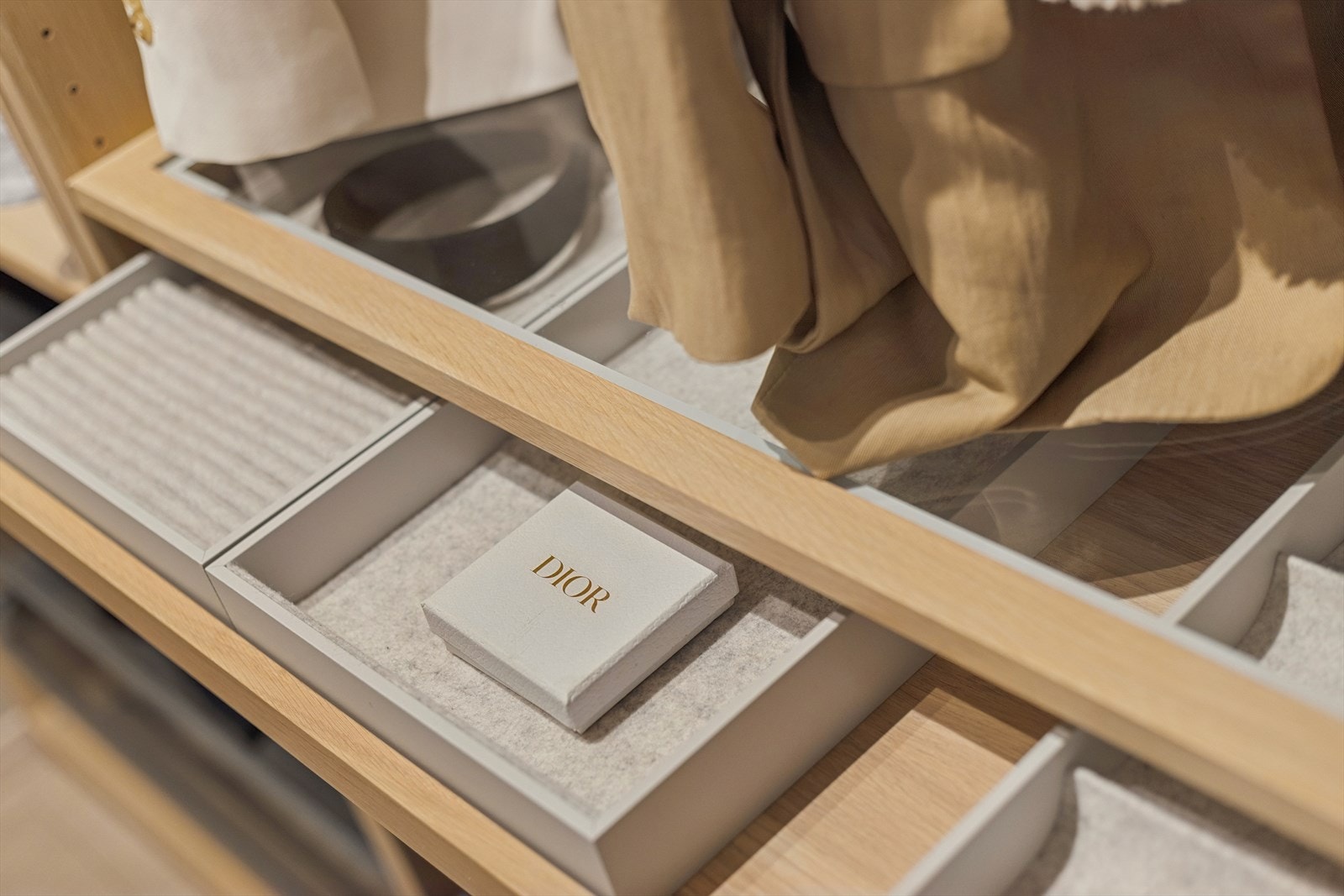 Praktiske inndelinger i garderoben gir enkel organisering av solbriller og hverdagslige nødvendigheter. Galleribilde