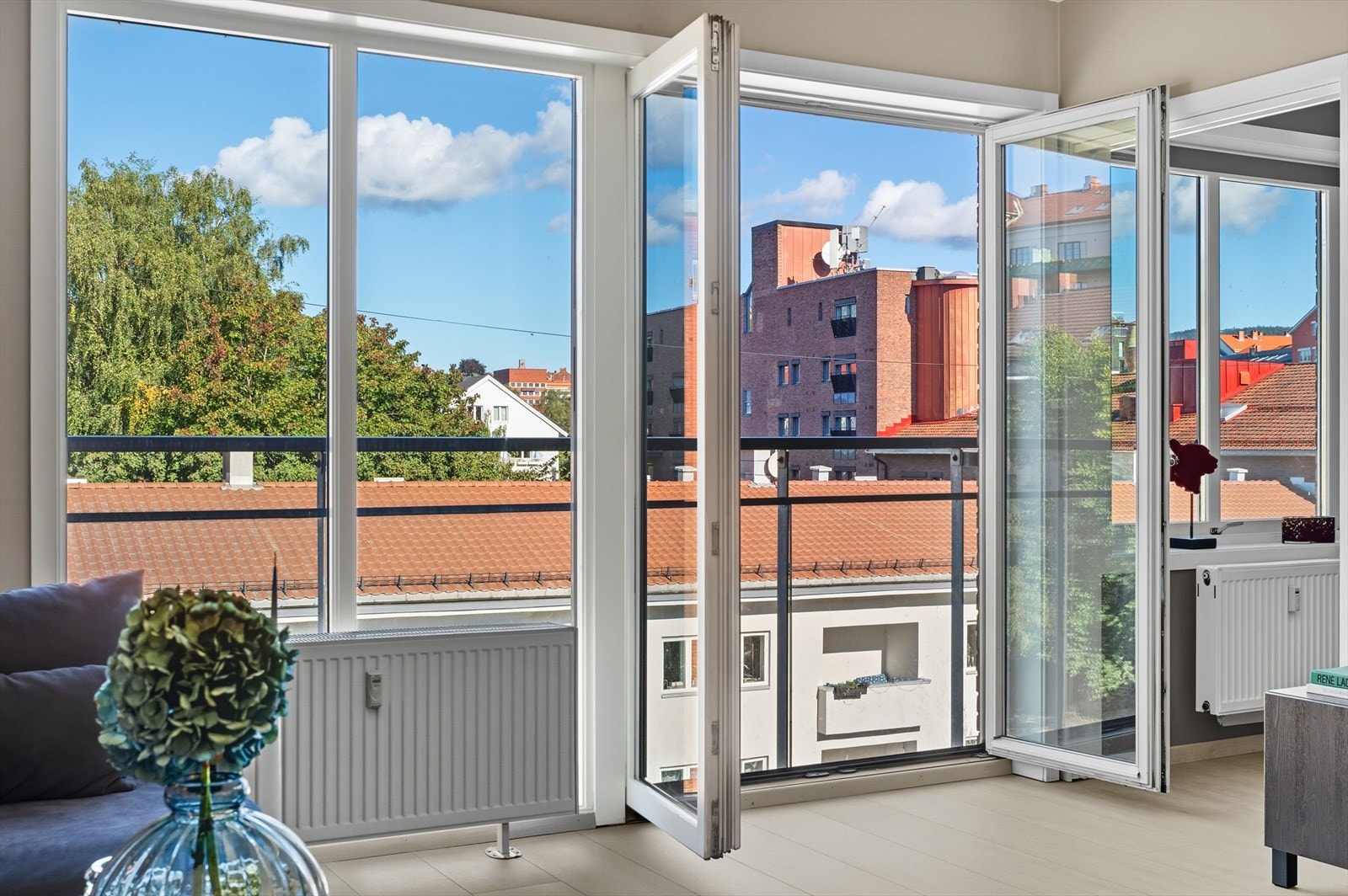 Leiligheten har fransk balkong som er særlig hyggelig i sommerhalvåret, hvor dørene kan åpnes og slippe inn frisk luft og sol. Galleribilde