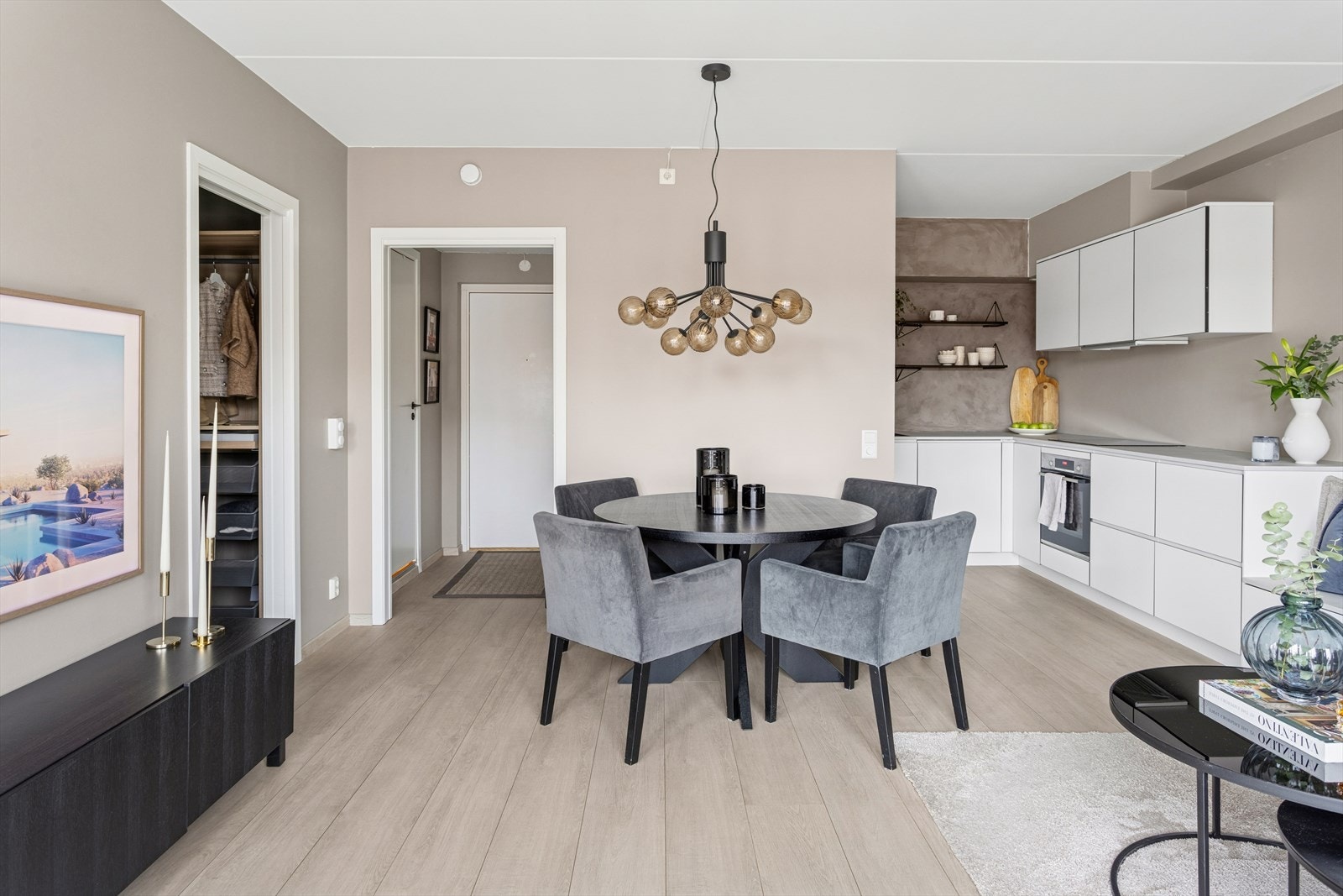 Et innbydende samlingspunkt med god plass til både hverdagsliv og sosiale sammenkomster. Galleribilde