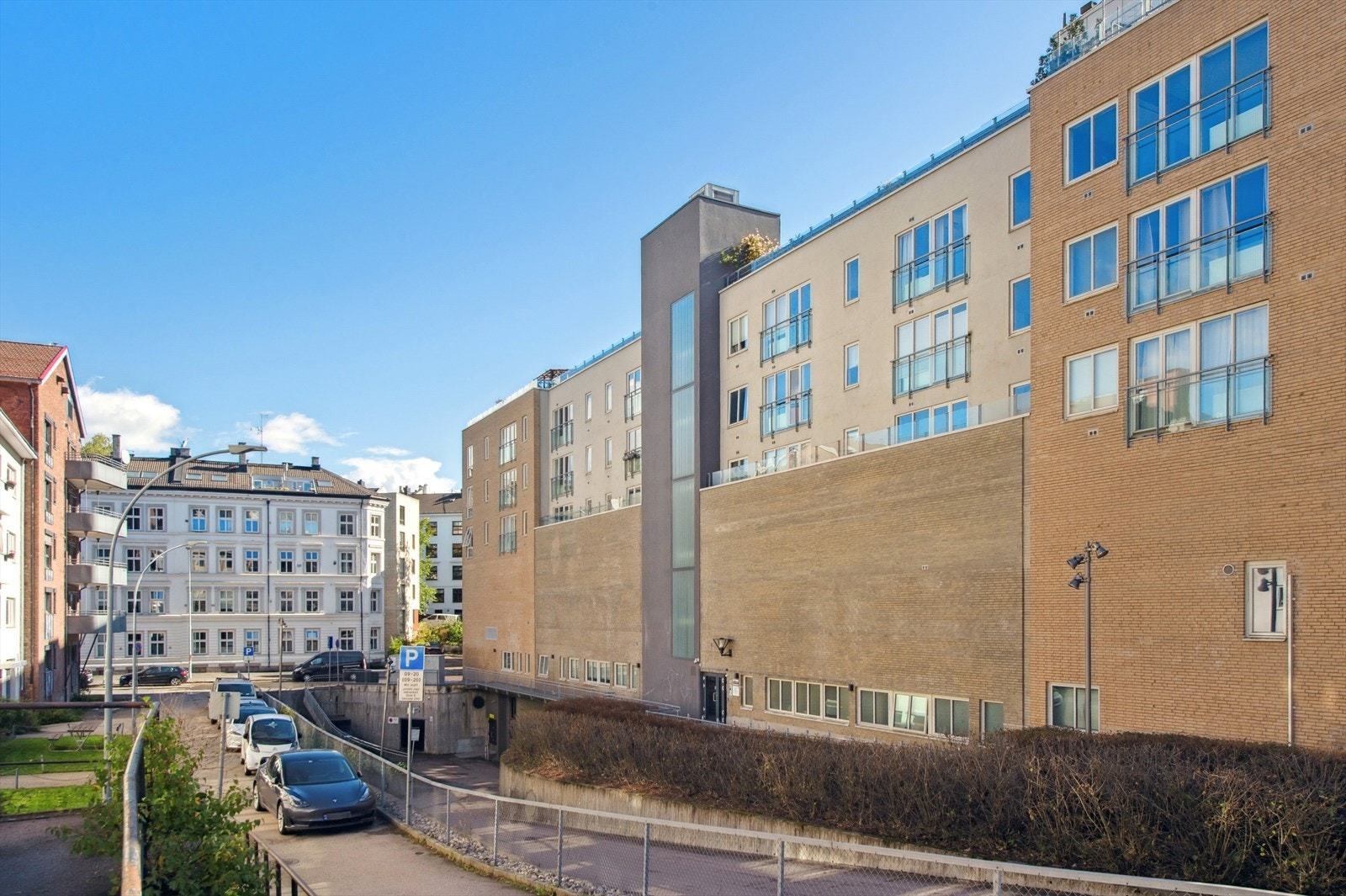 Leiligheten ligger i byggets 5. etasje og har adkomst fra heis/felles trappeløp. Galleribilde