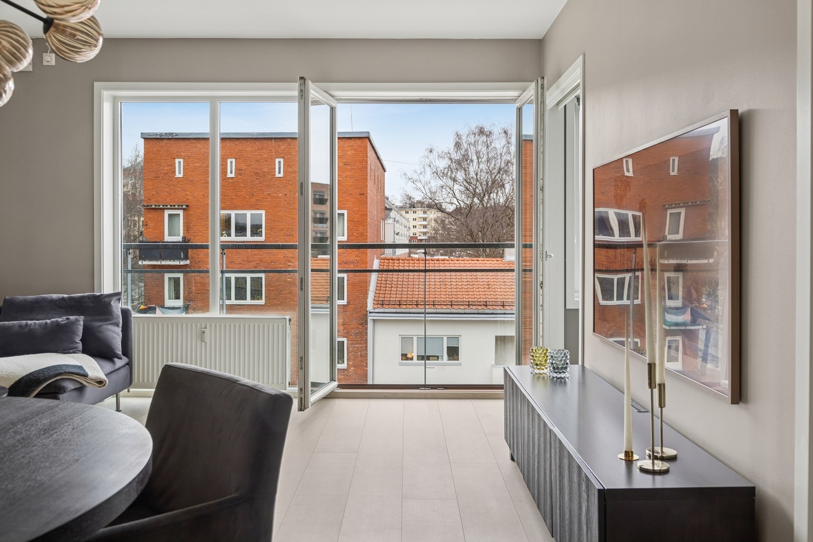 Store vindusflater og utgang til fransk balkong med hyggelig utsyn mot nærområdet. Galleribilde