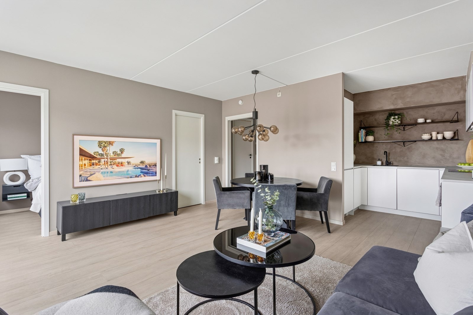 Sosial og åpen stue-/spisestueløsning med direkte adkomst til kjøkken og soverom. Galleribilde