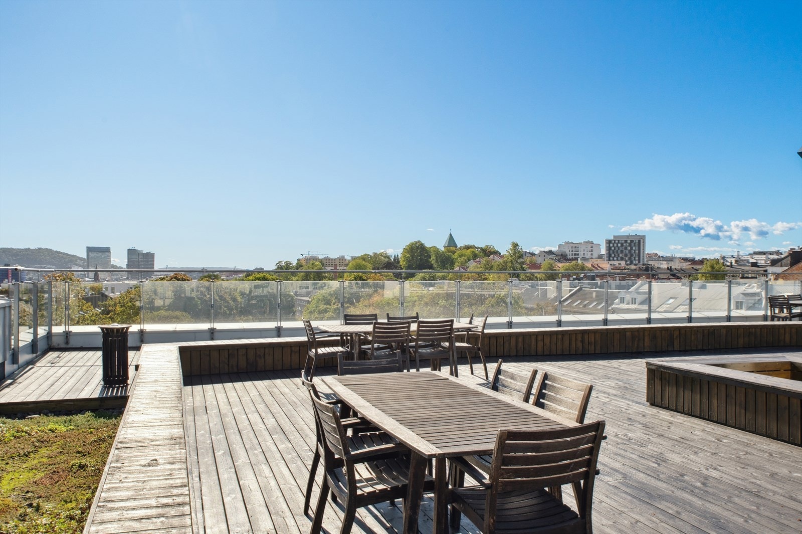 Takterrassen byr på herlig utsikt over byen. Galleribilde