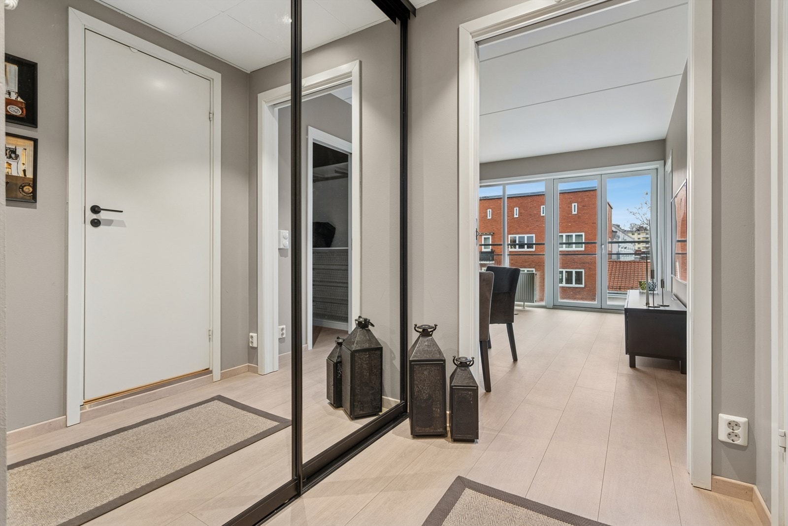 Boligen har en praktisk gang med skyvedørsgarderobe ved entré Galleribilde