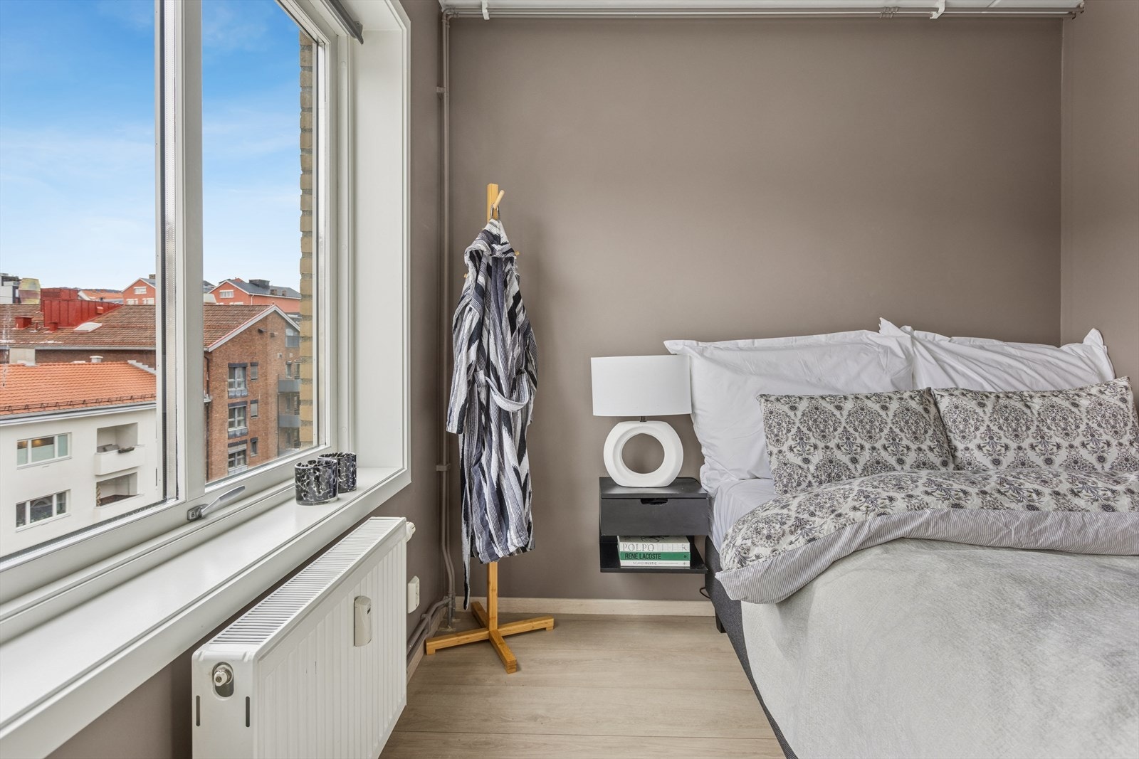 Lyst og rolig soverom med god plass til seng og oppbevaring. Galleribilde