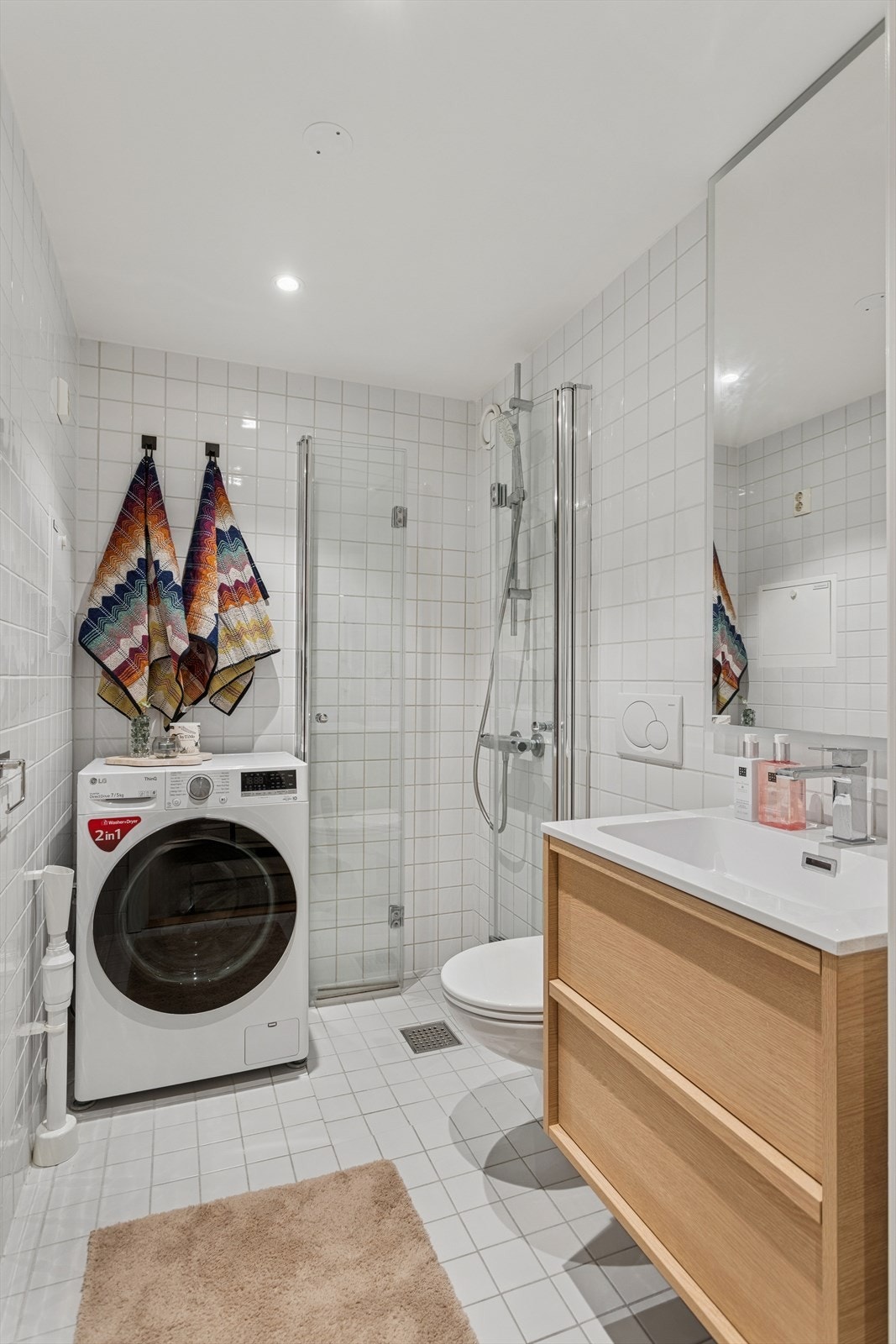 Moderne baderoms innredning og speil med integrert lys fra 2025. Galleribilde