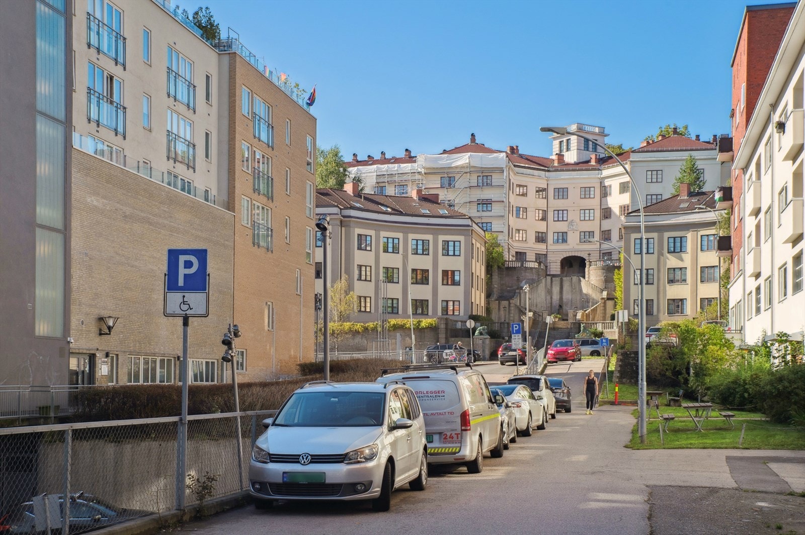 Beboerparkering rett utenfor døren. Galleribilde