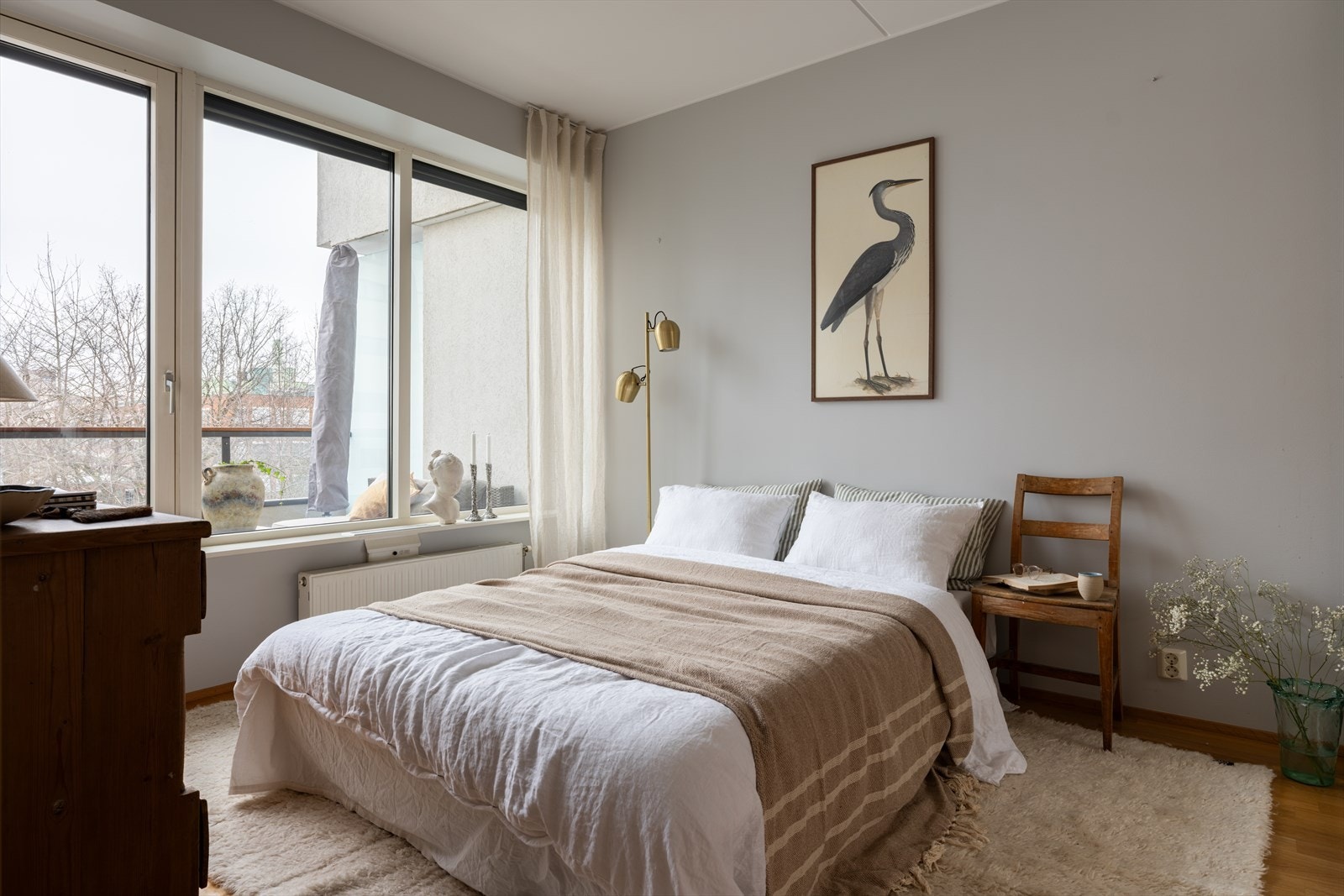 Elektrisk solskjerming på soveromsvindu. Galleribilde