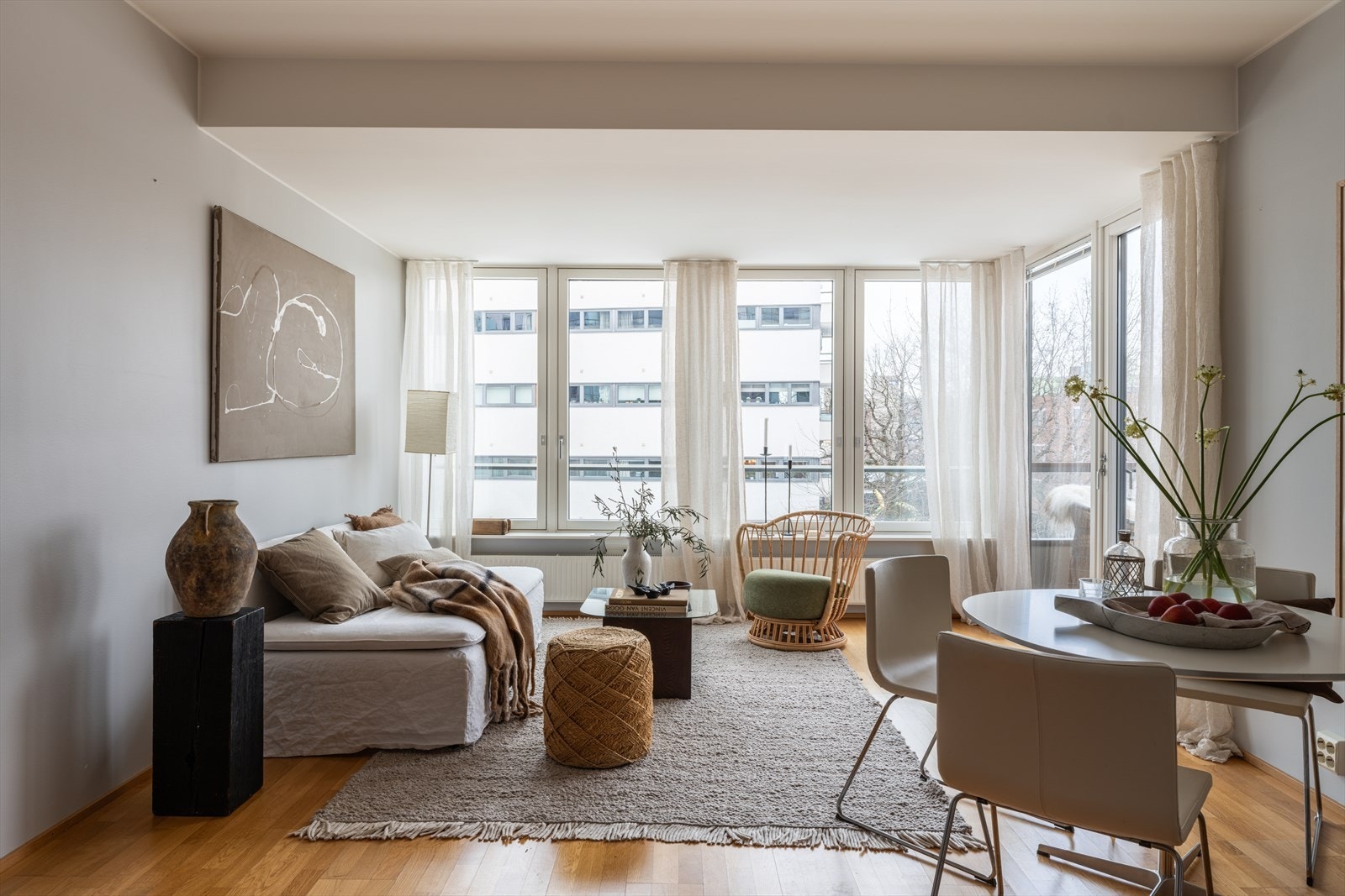 Stuen har en utforming som gir en naturlig stue- og spisestuedel. Galleribilde