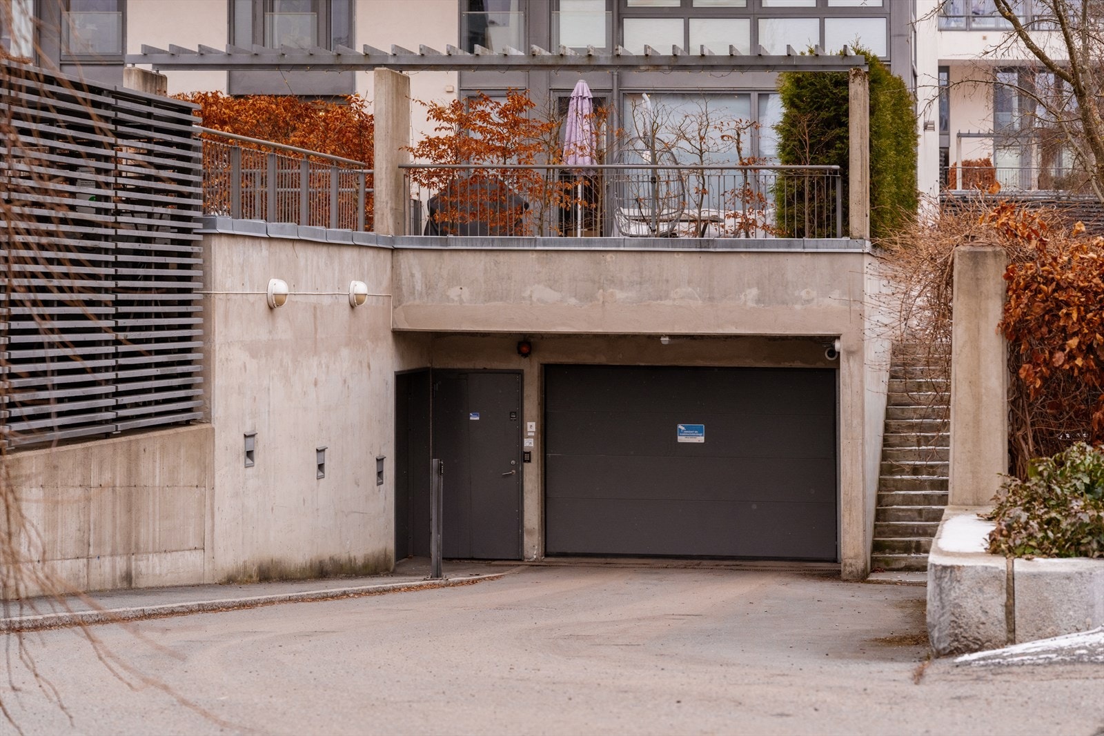 Det medfølger garasjeplass og bod i fellesanlegget under bygget. Her er det heis opp til leiligheten. Galleribilde
