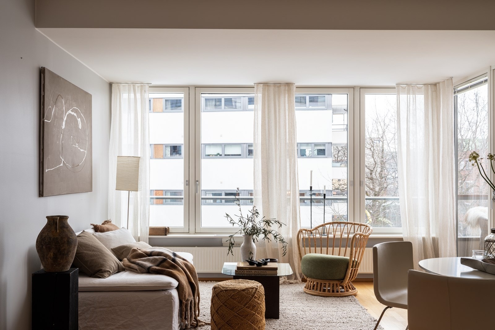 Store vindusflater som slipper inn godt med naturlig lys. Galleribilde