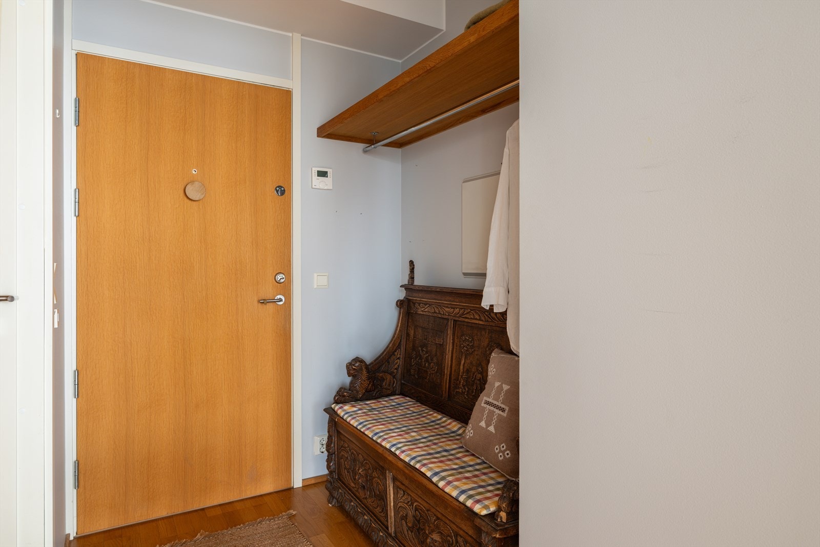 Her kommer man inn i en lys entré med god plass til oppheng og oppbevaring av yttertøy. Galleribilde
