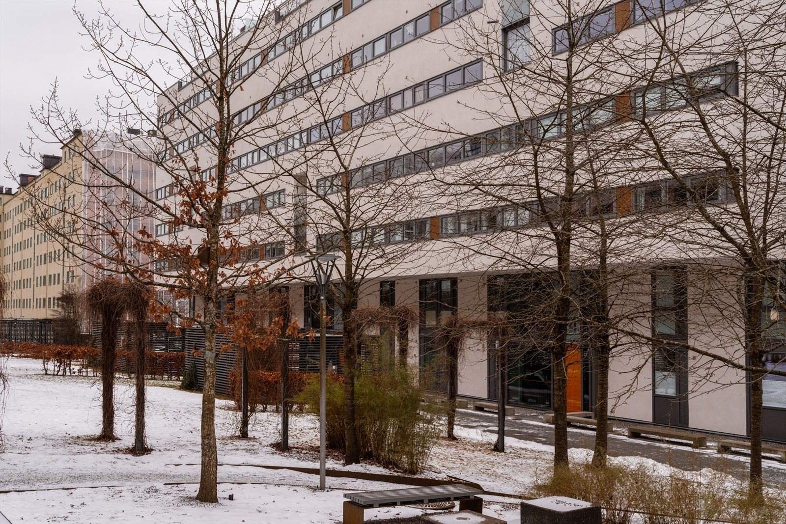 Her bor du sentralt, men likevel rolig, med kort vei til byens brede tilbud av restauranter, kaféer, butikker og servicetilbud, samt flere grønne lunger og svært gode kollektivforbindelser. Galleribilde