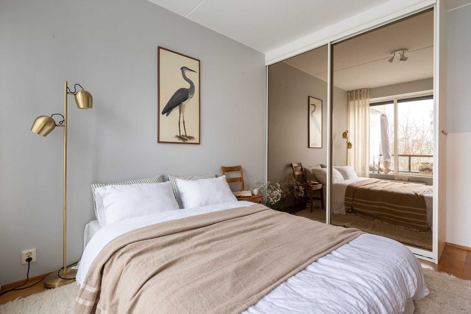 Leiligheten har et romslig soverom. Her er det plass til dobbeltseng og har skyvedørsgarderobe med speilfronter som gir god oppbevaringsplass. Galleribilde