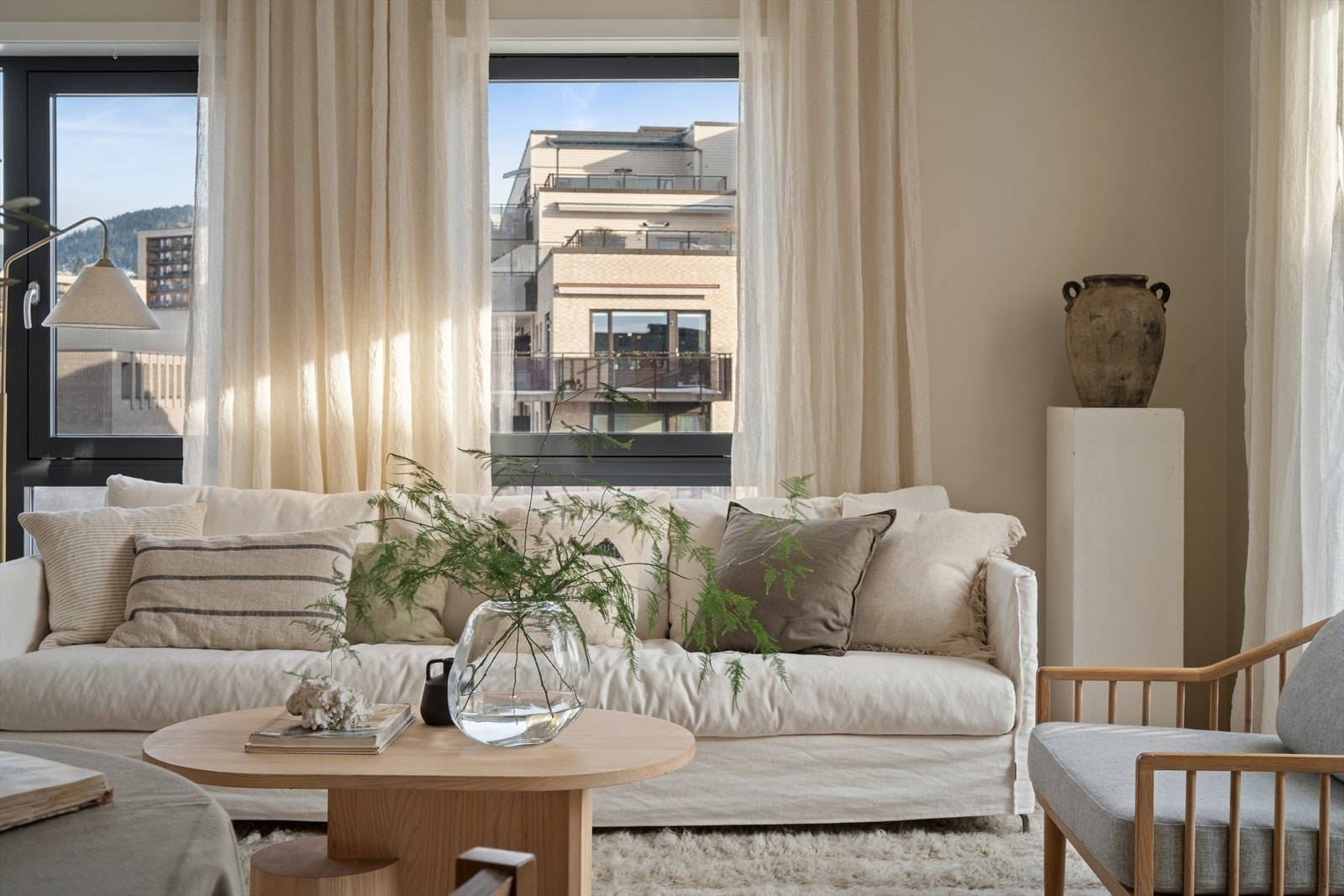 Stuen fremstår romslig med en praktisk planløsning som kombinerer stue, spiseplass og kjøkken på en naturlig og arealeffektiv måte. Galleribilde