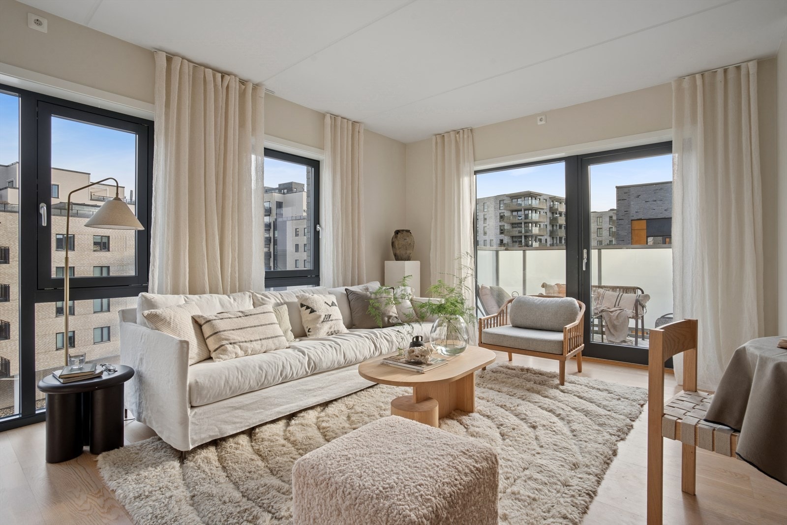 Med vinduer fra gulv til tak og en sjelden plassering i bygget oppleves boligen ekstra lys, åpen og privat. Galleribilde