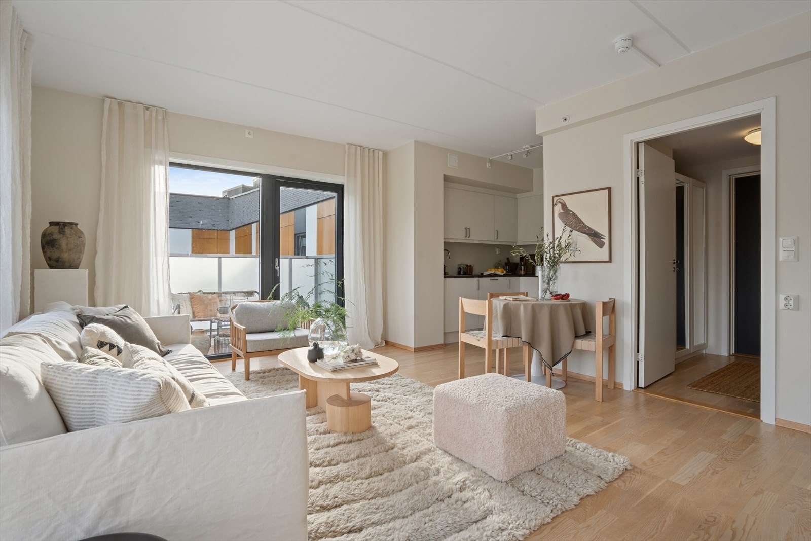 Innbydende oppholdsrom som egner seg til sosiale anledninger og hverdagsliv. Galleribilde