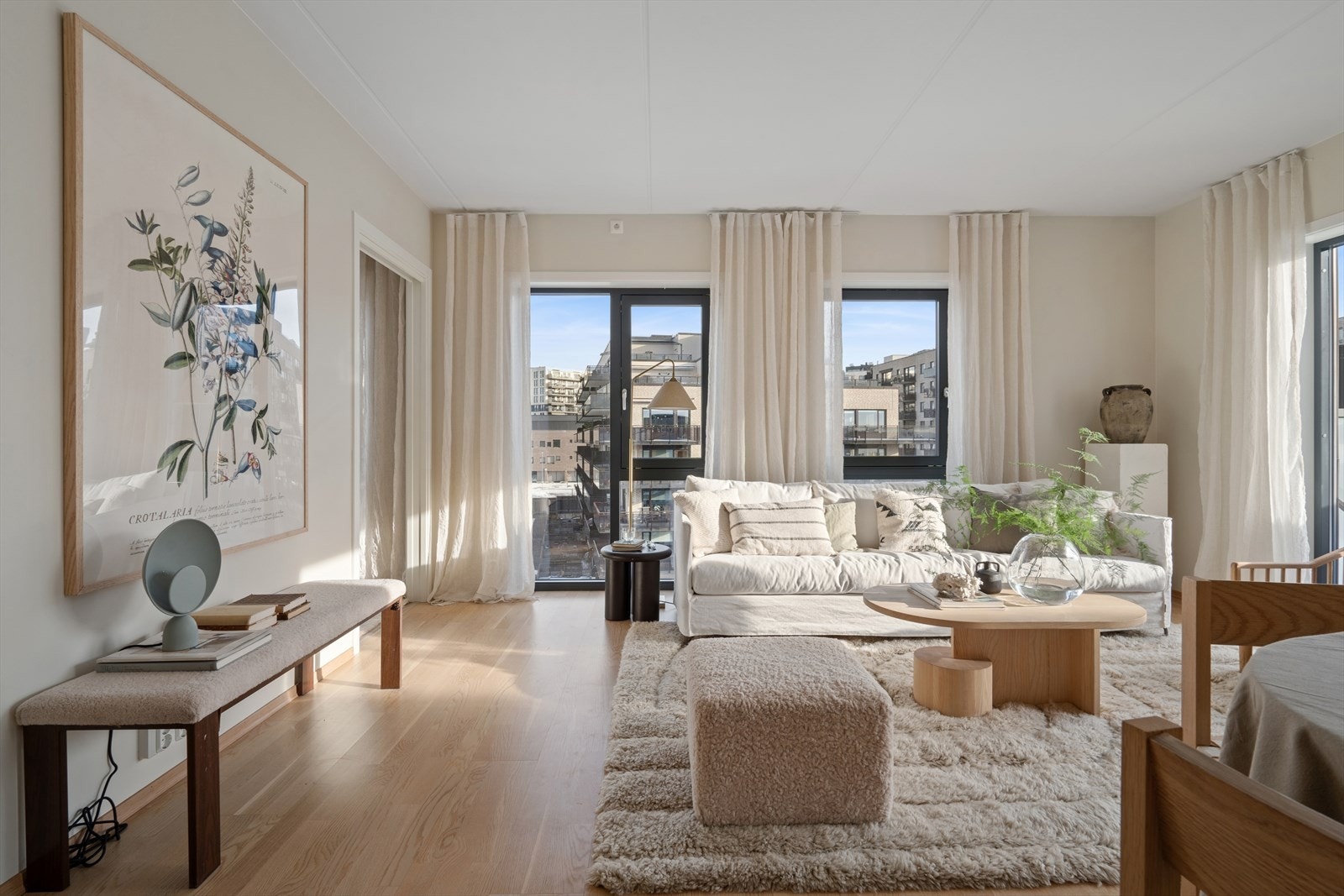 Leiligheten inneholder entré, romslig baderom, 1 soverom, stilrent kjøkken og luftig stue med utgang til balkong. Galleribilde