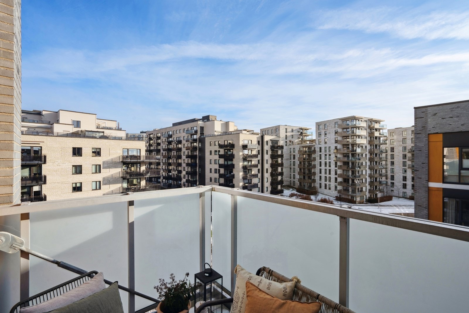 Plasseringen øverst og på hjørnet gir en luftig og tilbaketrukket beliggenhet, med en særegen følelse av privatliv, tross sin sentrale beliggenhet. Galleribilde