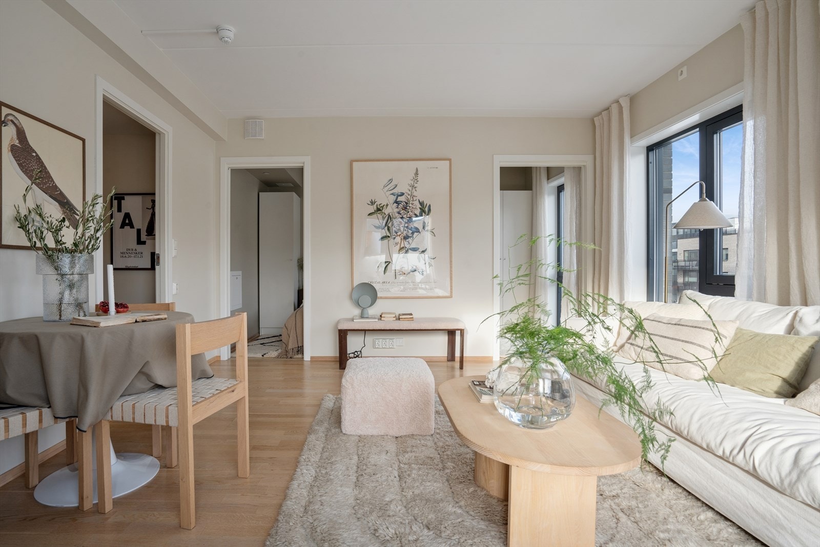 Stuen har praktisk møbleringssone med plass til både sofagruppe, spiseplass og annet ønsket møblement. Galleribilde