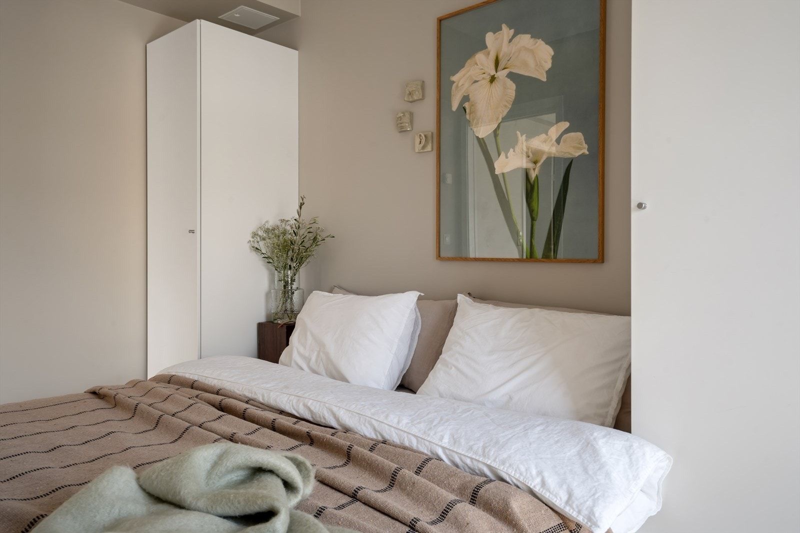 Det er montert garderobeskap med glatte, lyse fronter på hver side av rommet Galleribilde