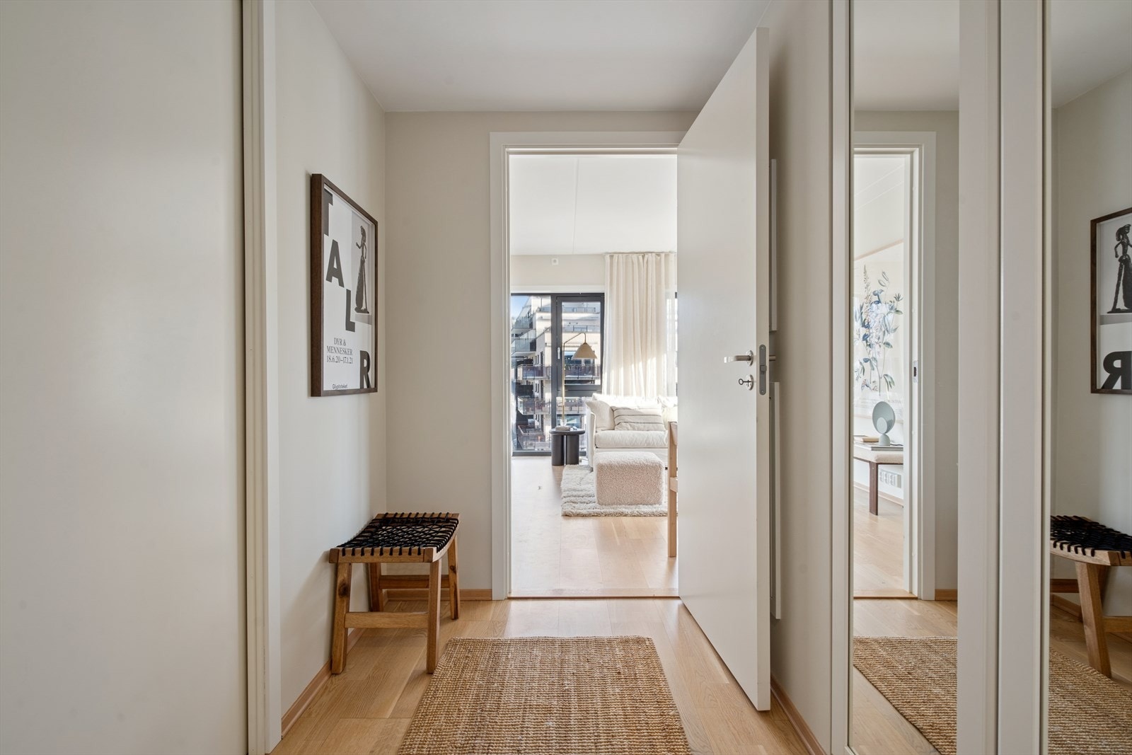 Fra entréen er det adkomst til boligens øvrige rom. Galleribilde