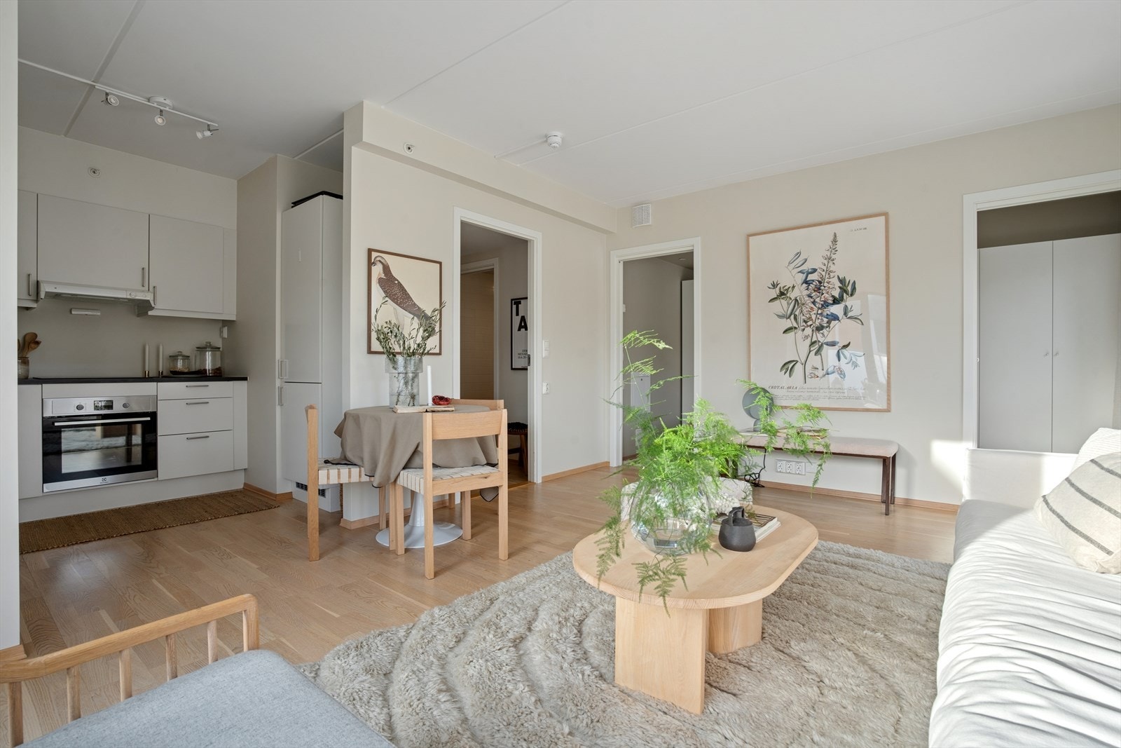 Den åpne løsningen mot kjøkkenet bidrar til en luftig og sosial romfølelse. Galleribilde