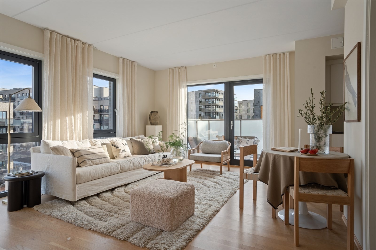 Leiligheten ligger attraktivt til på hjørnet i øverste etasje av bygget, og har store vinduer i to retninger som slipper inn lys fra to himmelretninger. Galleribilde