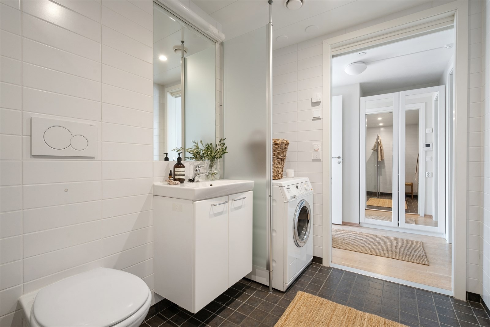 Boligen har balansert ventilasjon med avtrekk fra våtrom, og luftespalter under dører sikrer god luftgjennomstrømning. Videre er det veggfestet klosett og dusjløsning på gulv med glassvegger som skjermer dusjsonen. Opplegg for vaskemaskin. Galleribilde