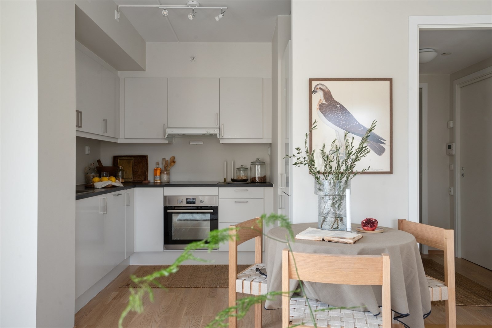 Kjøkkenet er utstyrt med integrerte hvitevarer bestående av platetopp, stekeovn, oppvaskmaskin samt kjøleskap med fryser. Galleribilde