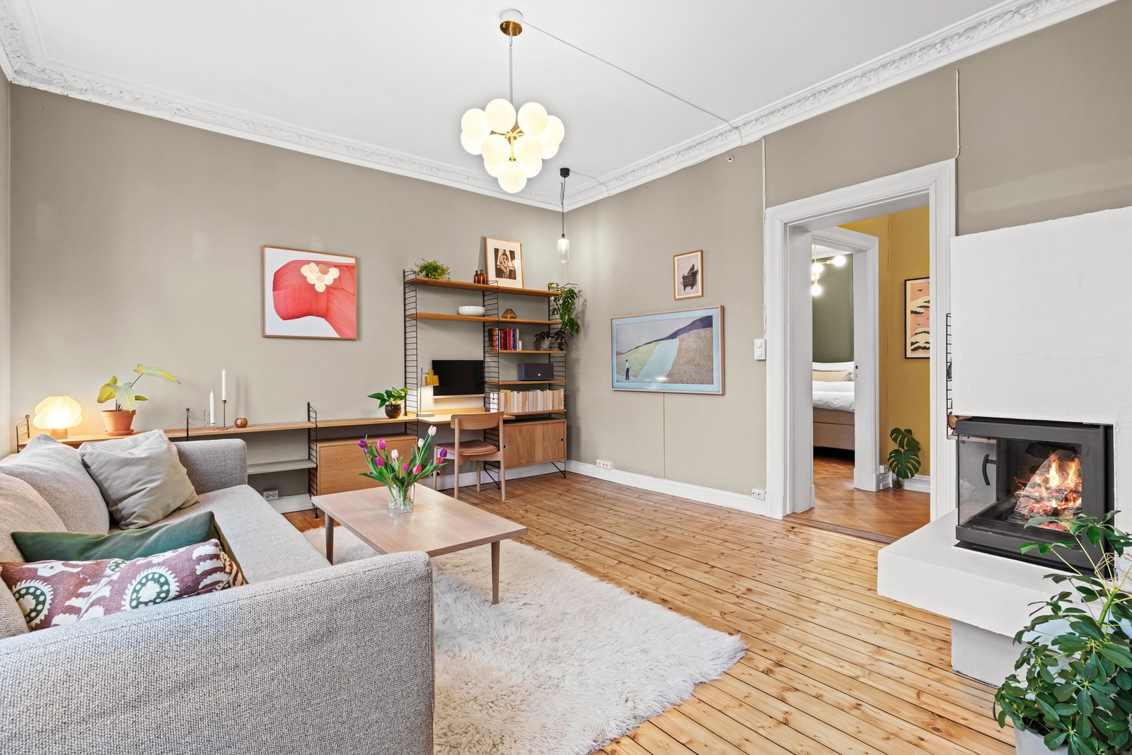 Rommet har stukkatur i tak, noe som gir rommet en ekstra sjarm Galleribilde