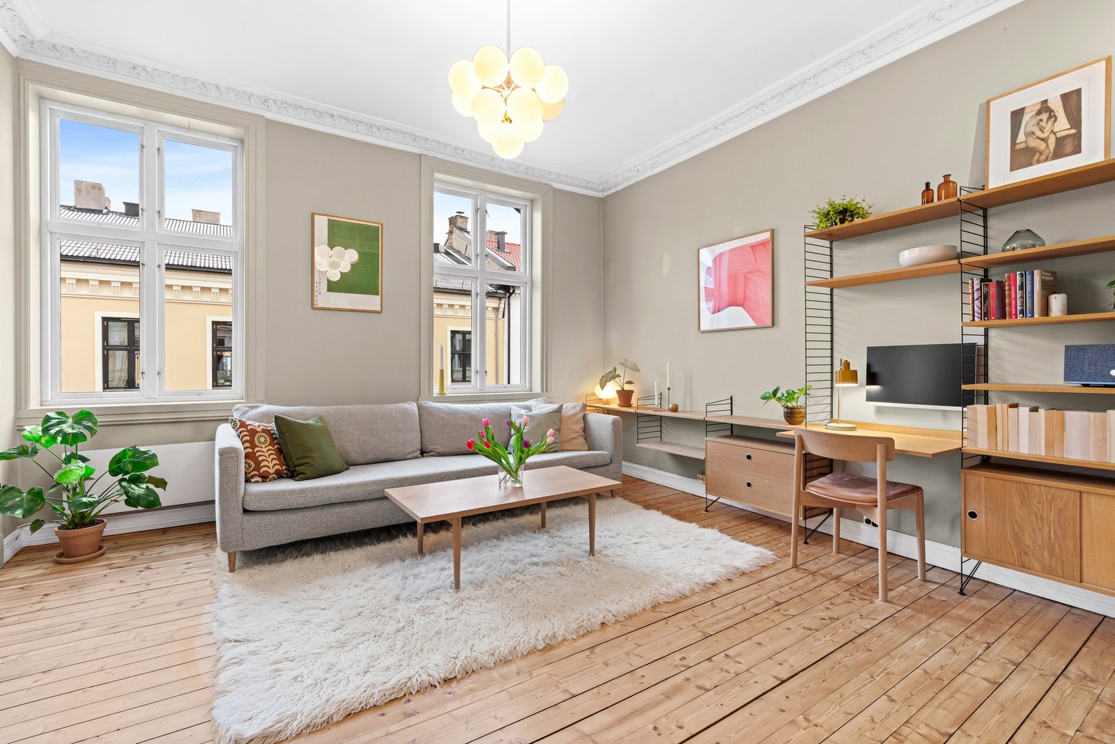 Rommet har store vinduer og en takhøyde på hele 2,98 meter som gir rommet et luftig preg Galleribilde