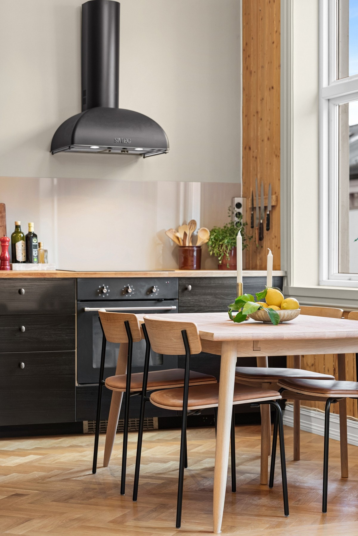 På gulvet er det flott fiskebensparkett fra 2017, veggene har glattmalte flater, mens den ene veggen har panel, noe som gir en ekstra sjarm til rommet Galleribilde