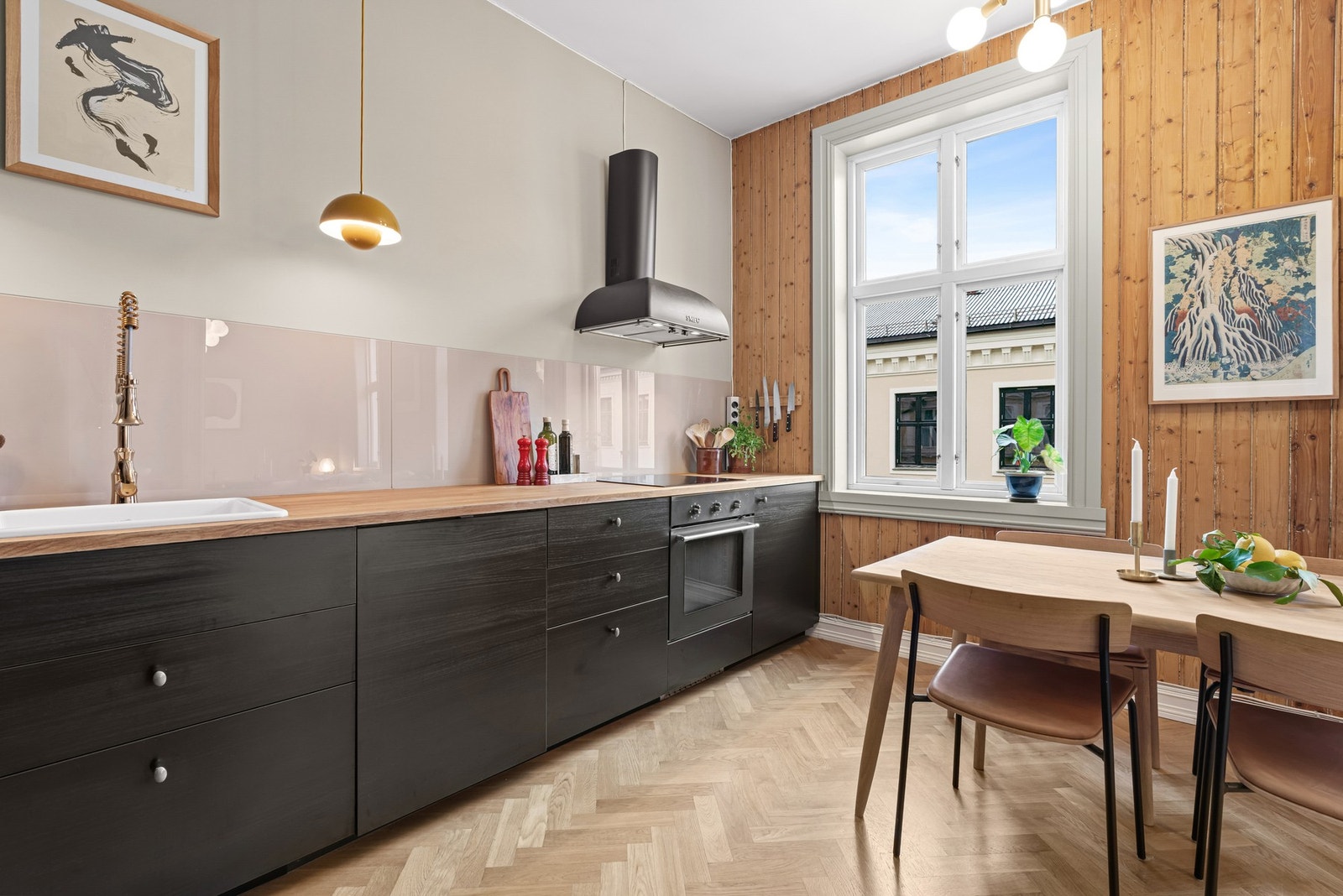 Kjøkkenet er romslig med meget god skap- og benkeplass for deg som er glad i å lage mat Galleribilde