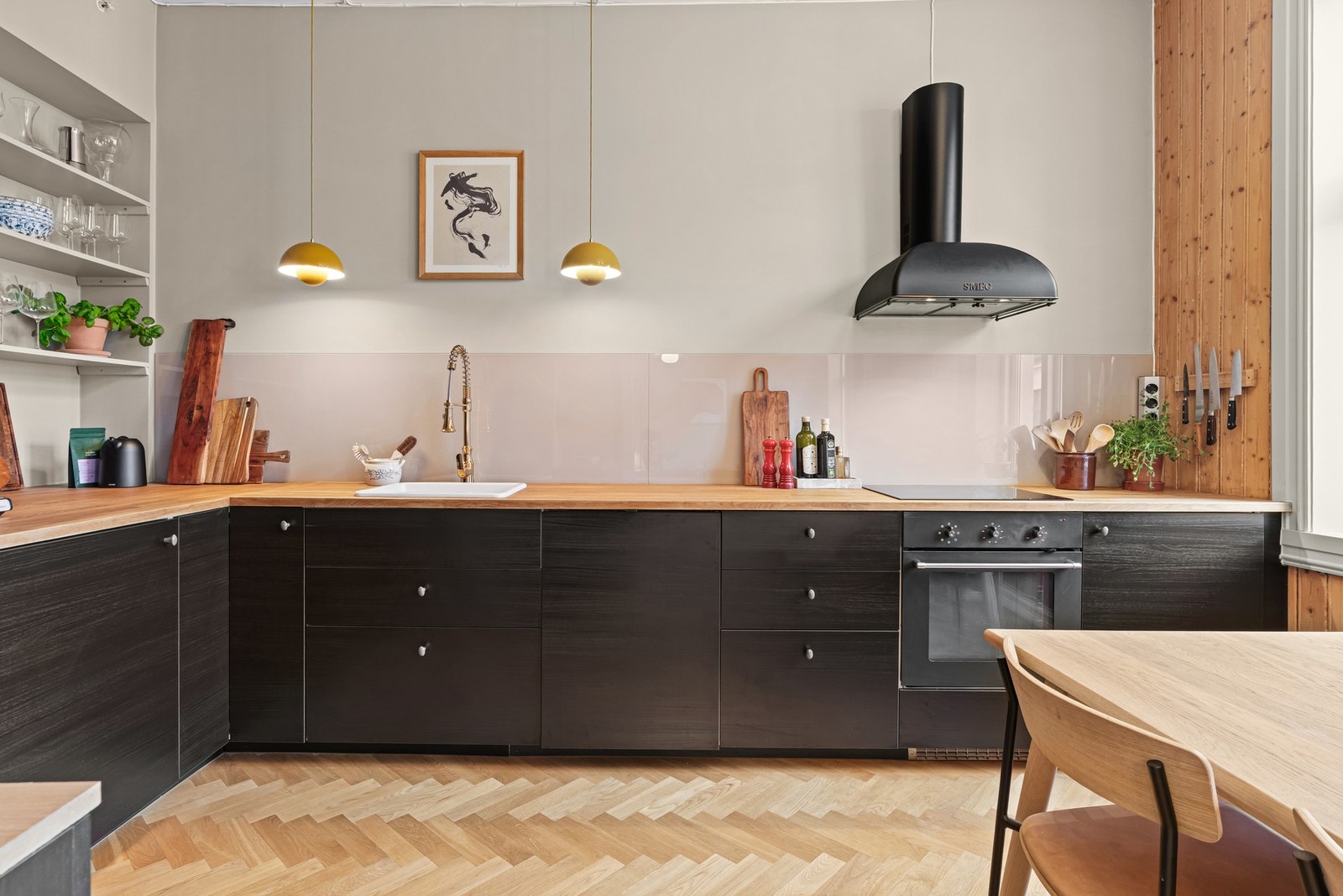 Kjøkkenet har nyere hvitevarer (platetopp 2022, kjøkkenvifte fra Smeg 2023, Kjøleskap 2024 og oppvaskmaskin 2025) Galleribilde