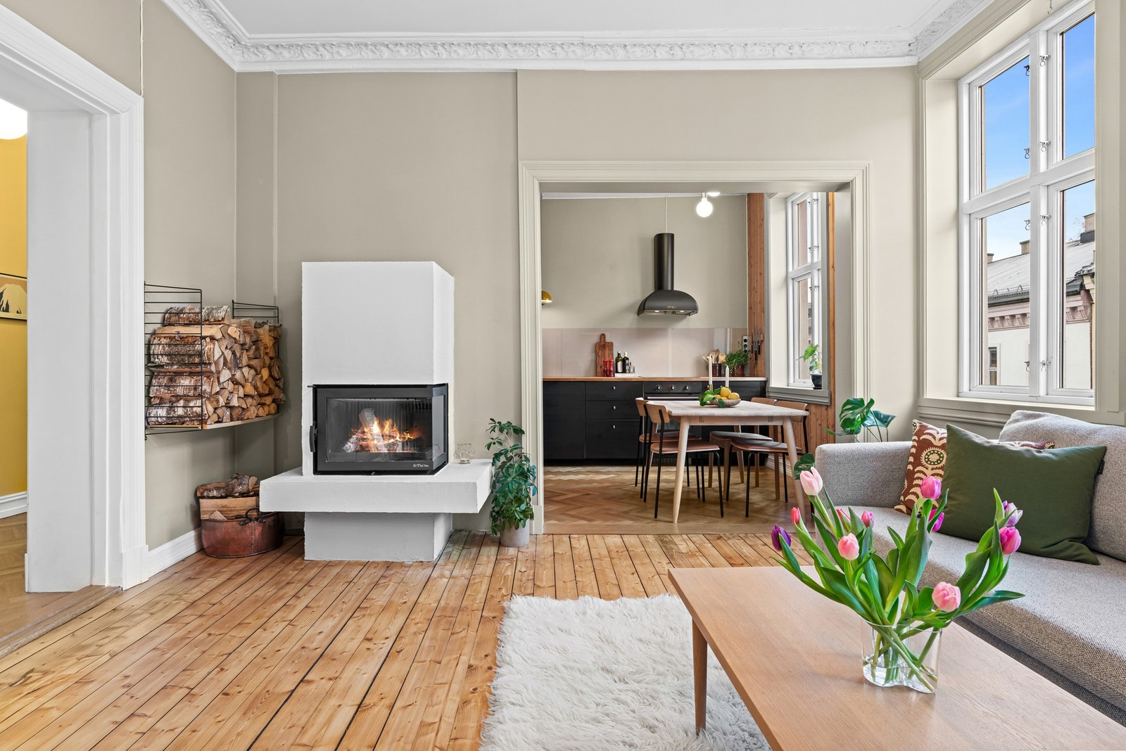 Leiligheten ligger i byggets 4. etasje og har en gjennomgående planløsning med godt lysinnslipp Galleribilde