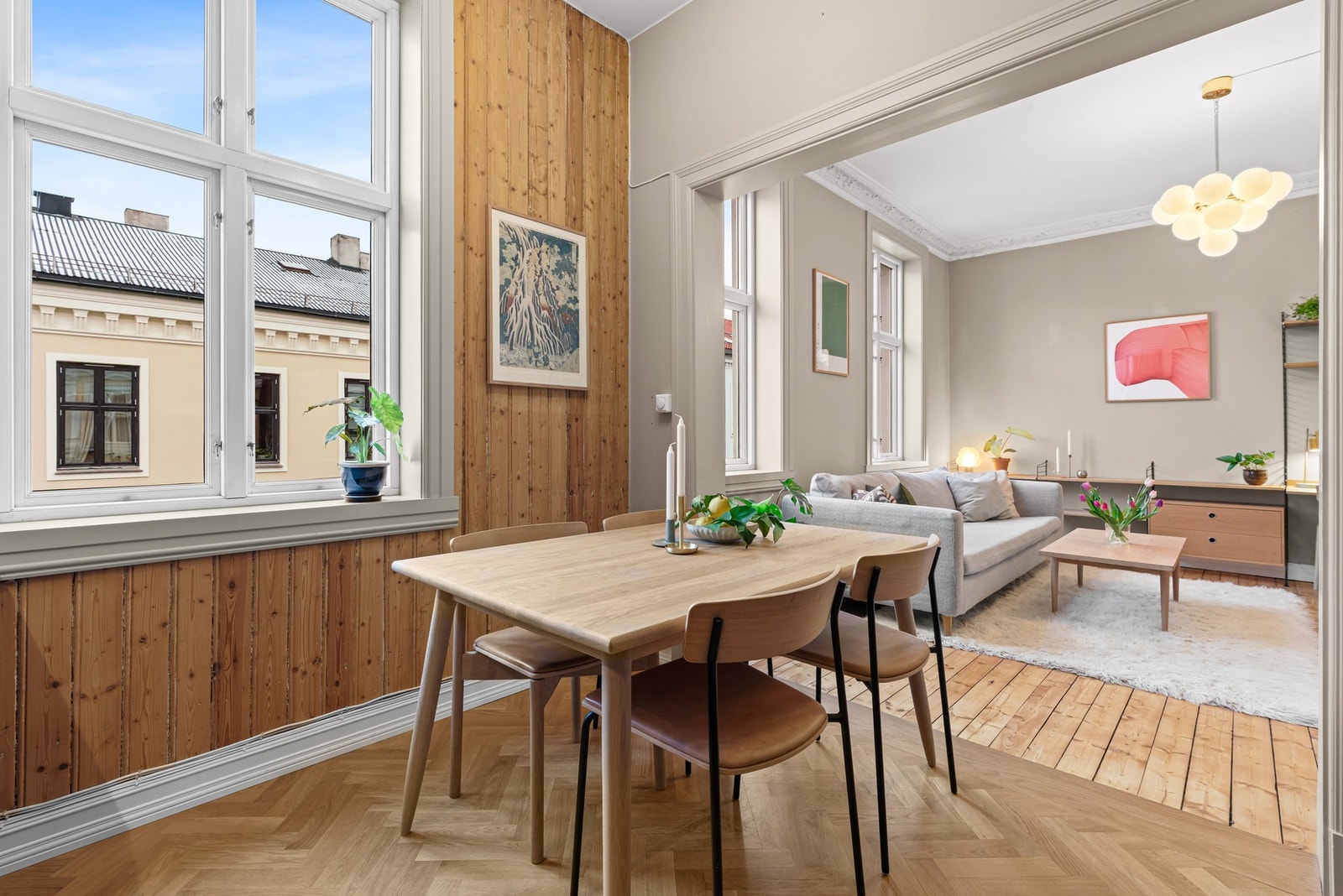 Stuen har delvis åpen løsning mot kjøkkenet, noe som gjør det til et sosialt allrom Galleribilde