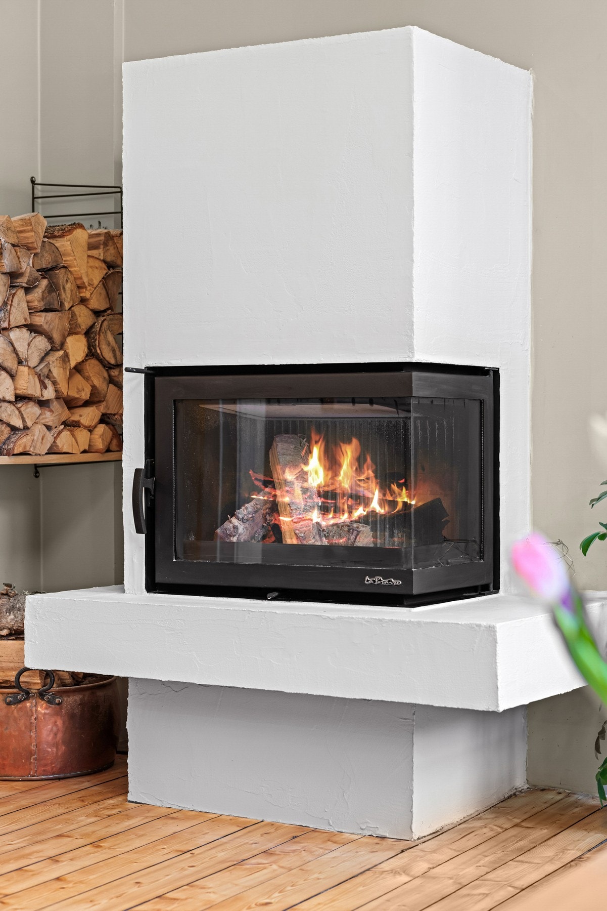 I det ene hjørnet er det en flott peis som er perfekt for kalde høst- og vinterdager Galleribilde