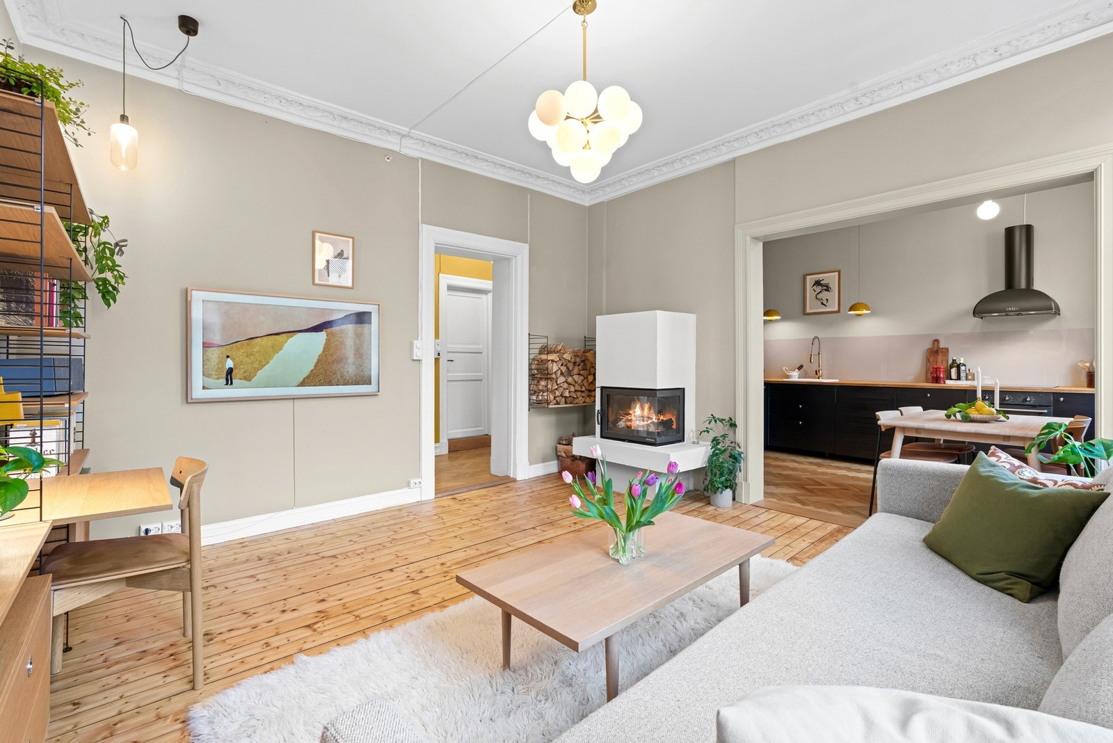 Stuen er selve hjertet i denne leiligheten. Et fint og lyst allrom med nyslipt og oljet furugulv Galleribilde