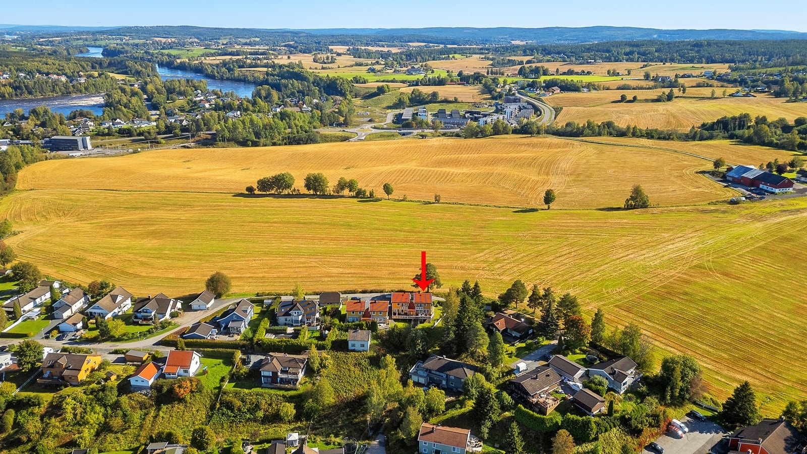 Eiendommen ligger sentralt og attraktivt til i det populære og familievennlige omradet Sørumsand. Området er perfekt for barnefamilier, førstegangsetablerere og godt voksne. Galleribilde
