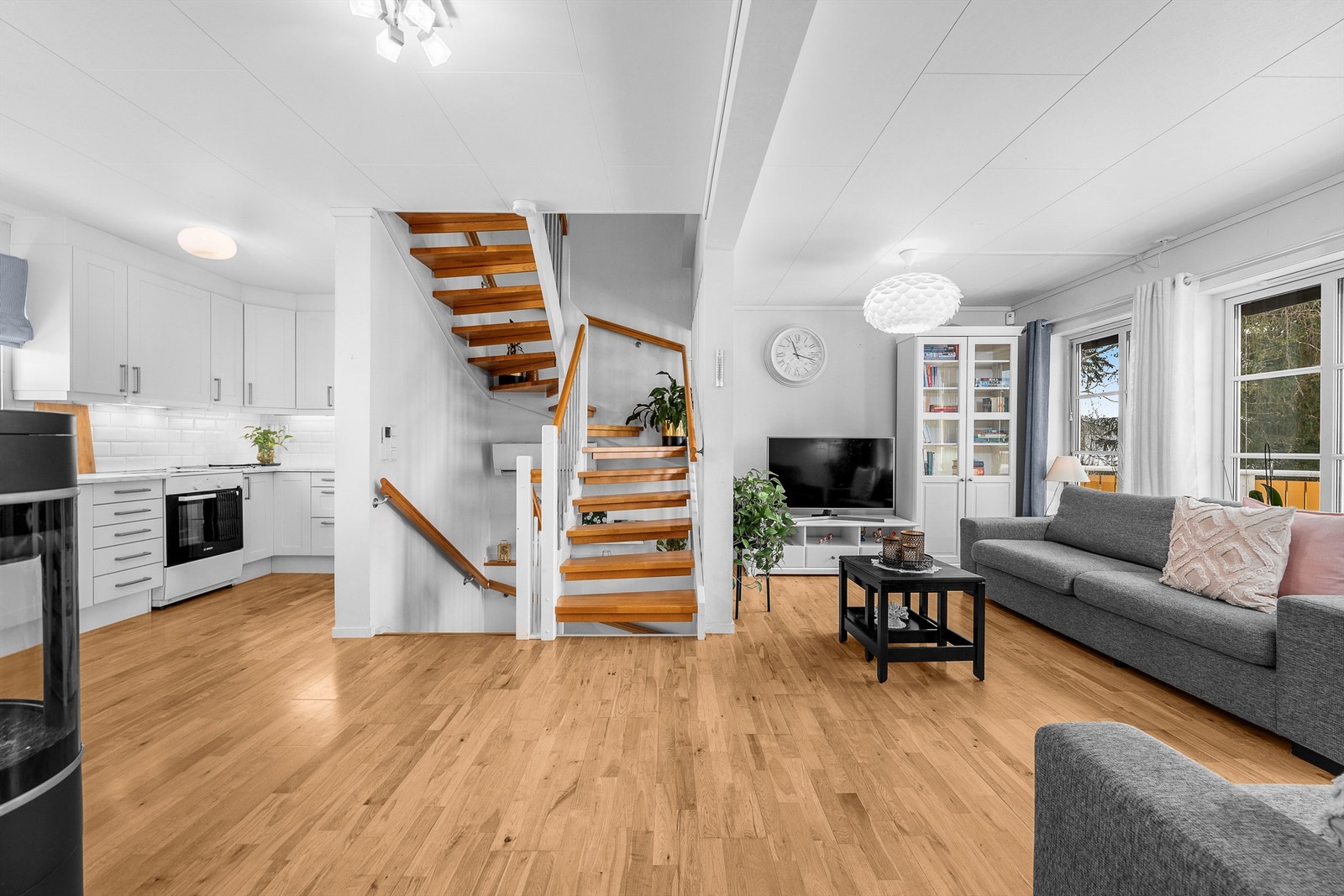 Fra entréen kommer du inn i en gjennomgående, åpen stue/kjøkkenløsning med utgang til terrasse og hage. Galleribilde